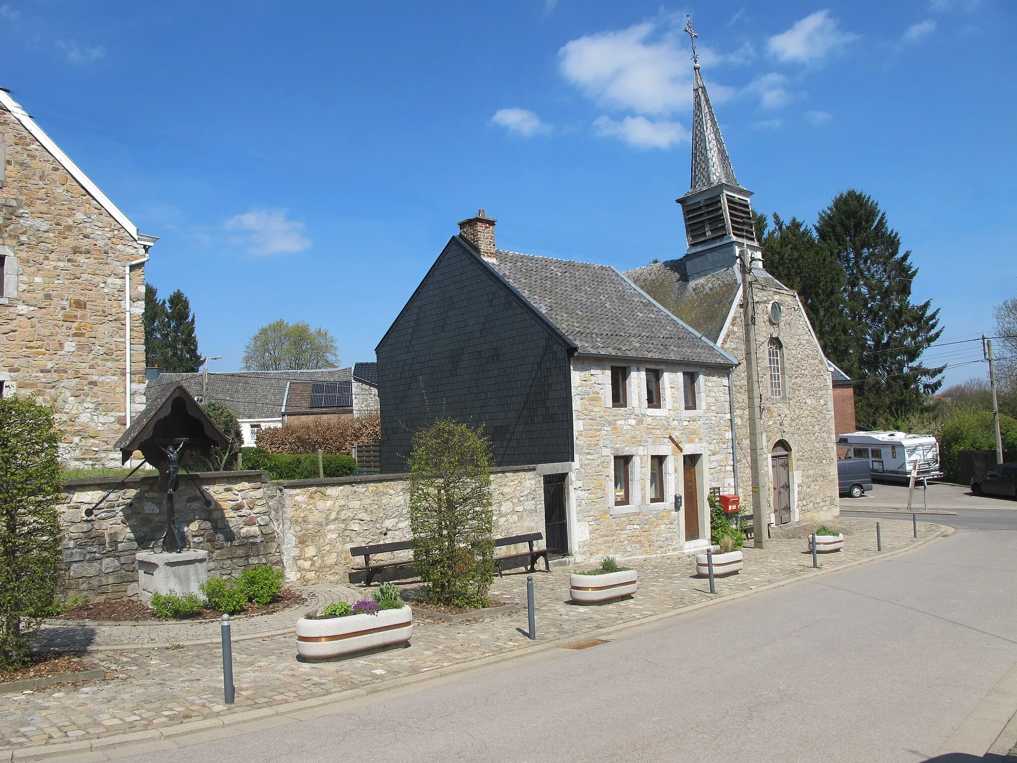 Photo showing: Hèvremont, place, église, et croix sur socle de la colonne "Hauptmann" de 1566