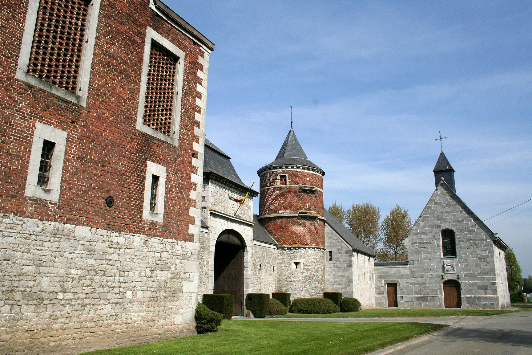 Photo showing: Warnant-Dreye, le château d'Oultremont et sa chapelle (XVII/XVIIIe siècles).

Camera location 50° 35′ 38.26″ N, 5° 13′ 07.14″ E View this and other nearby images on: OpenStreetMap 50.593960;    5.218650
