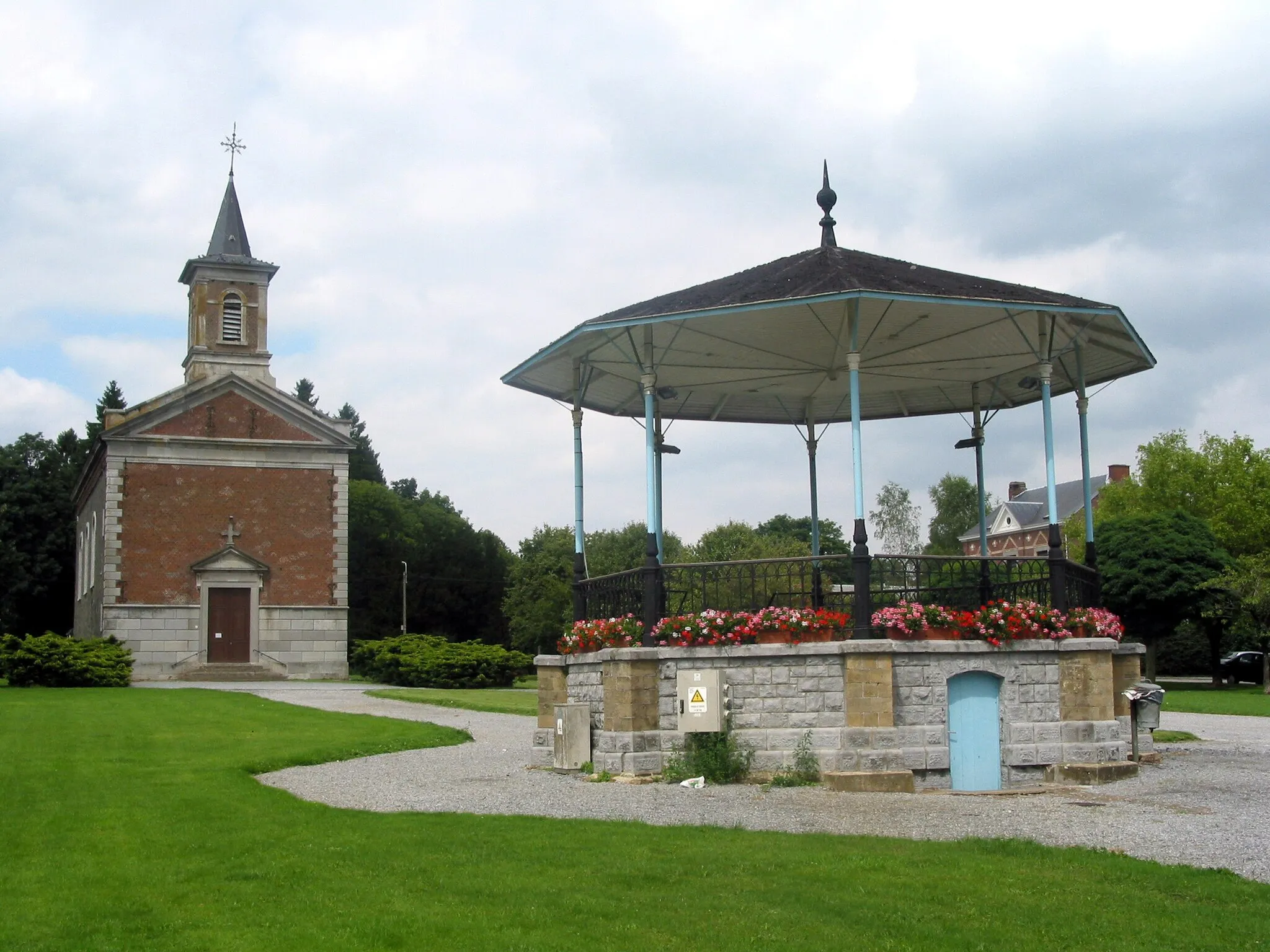 Photo showing: the church and the banstand, Marchin, Belgium