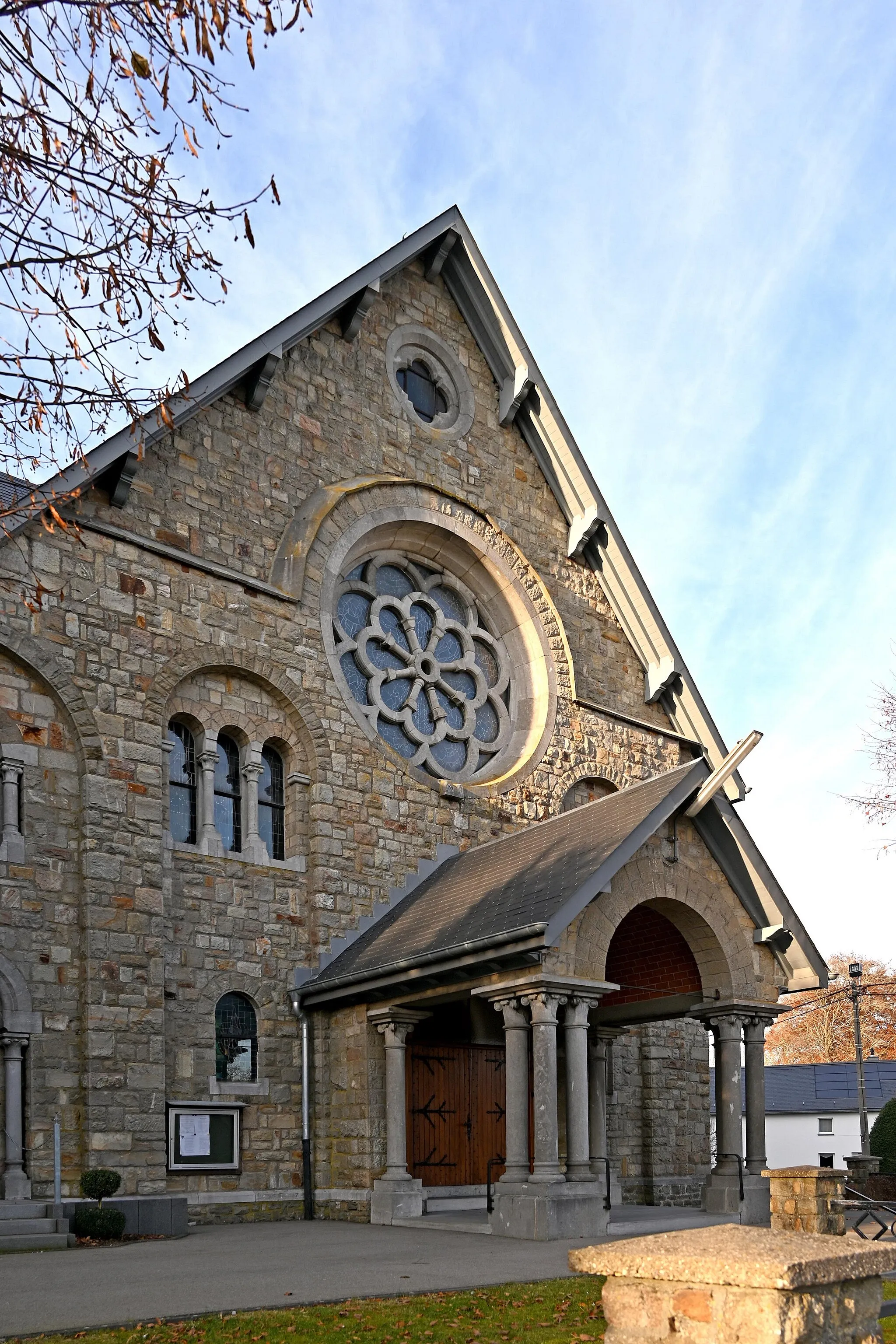 Photo showing: Kirche der Unbefleckten Empfängnis (Medell), Südfassade mit Hauptportal und Fensterrosette