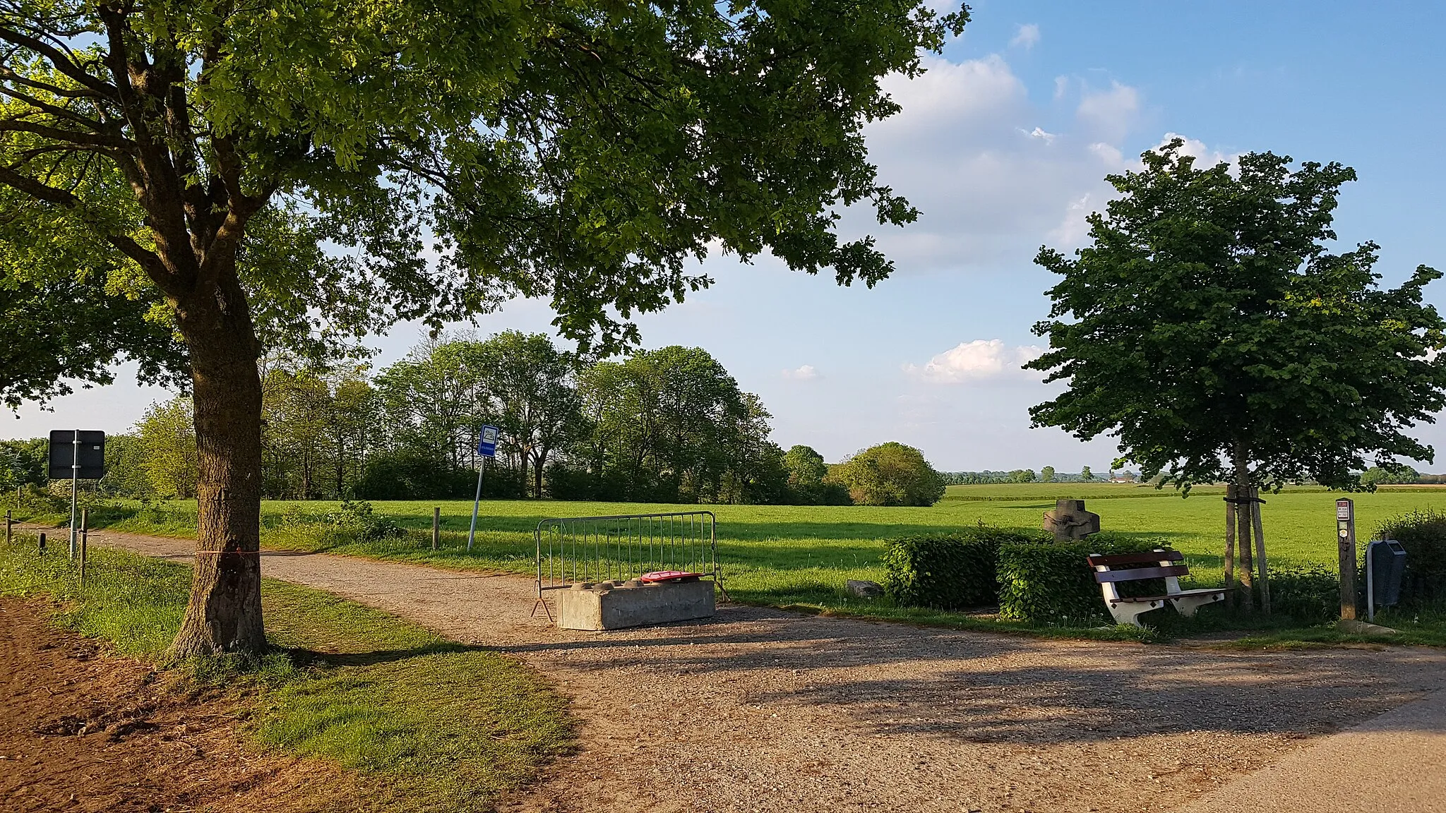 Photo showing: westelijke wegafsluiting van Kattenroth in Ulvend tijdens coronacrisis, België