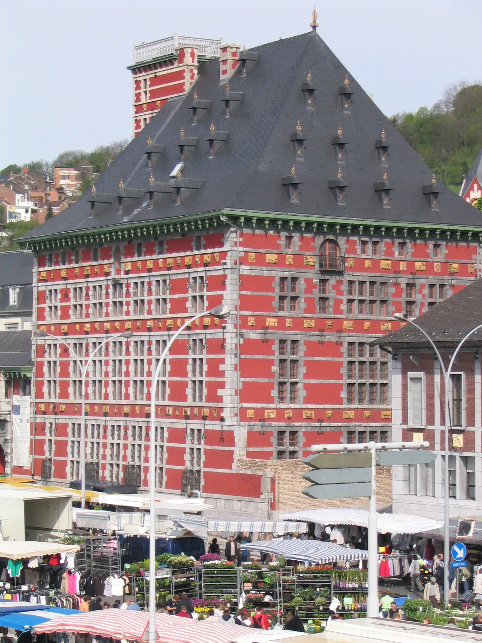 Photo showing: Maison Curtius à Liège un jour de marché hebdomadaire (Batte)