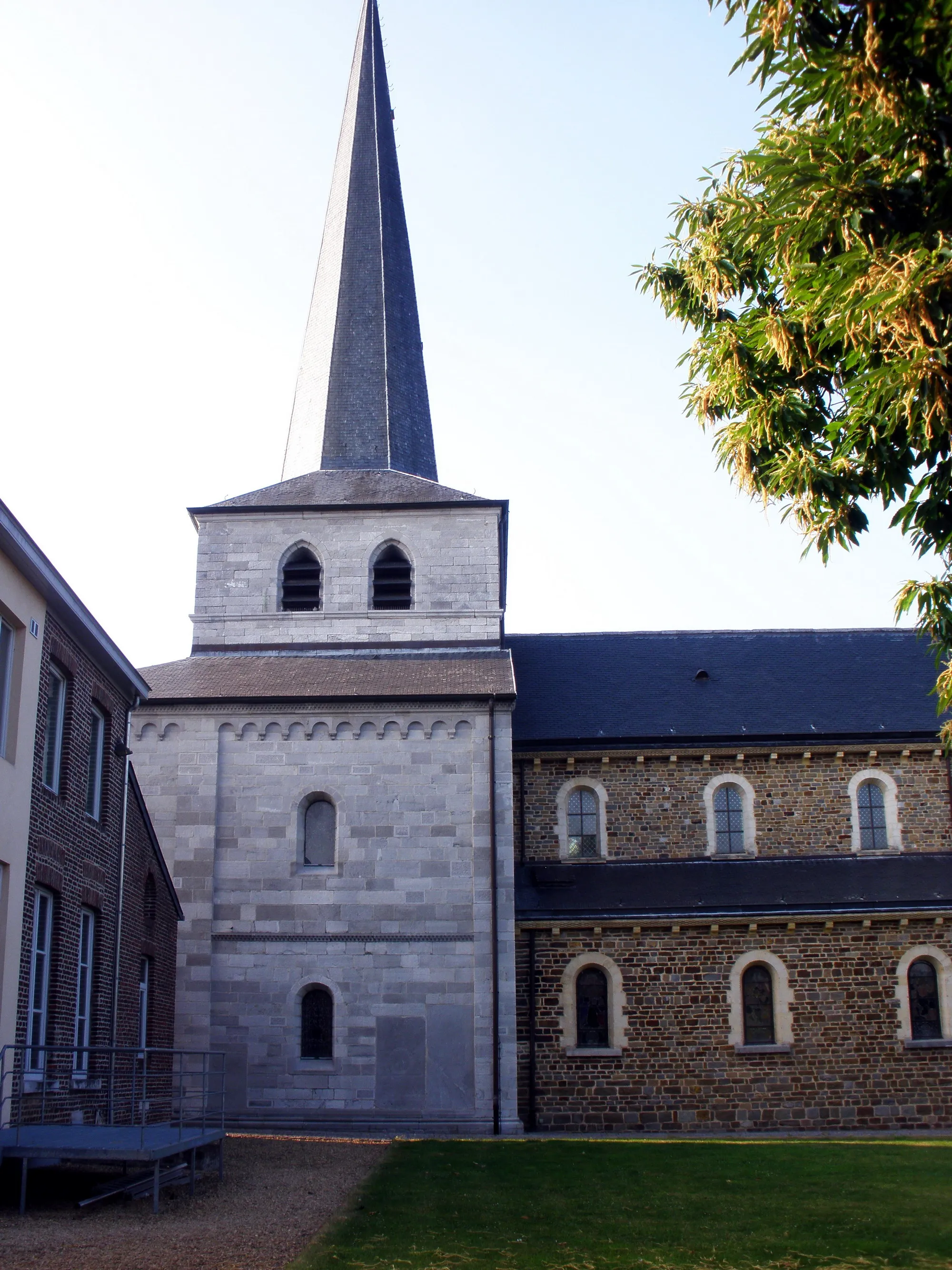 Photo showing: View from the North of the westwork and Northern aisle of Sint-Annakerk (St Ann's Church), Aldeneik, Belgium. Originally this was the abbey church of Aldeneik Abbey, after 1570 it became a parish church.