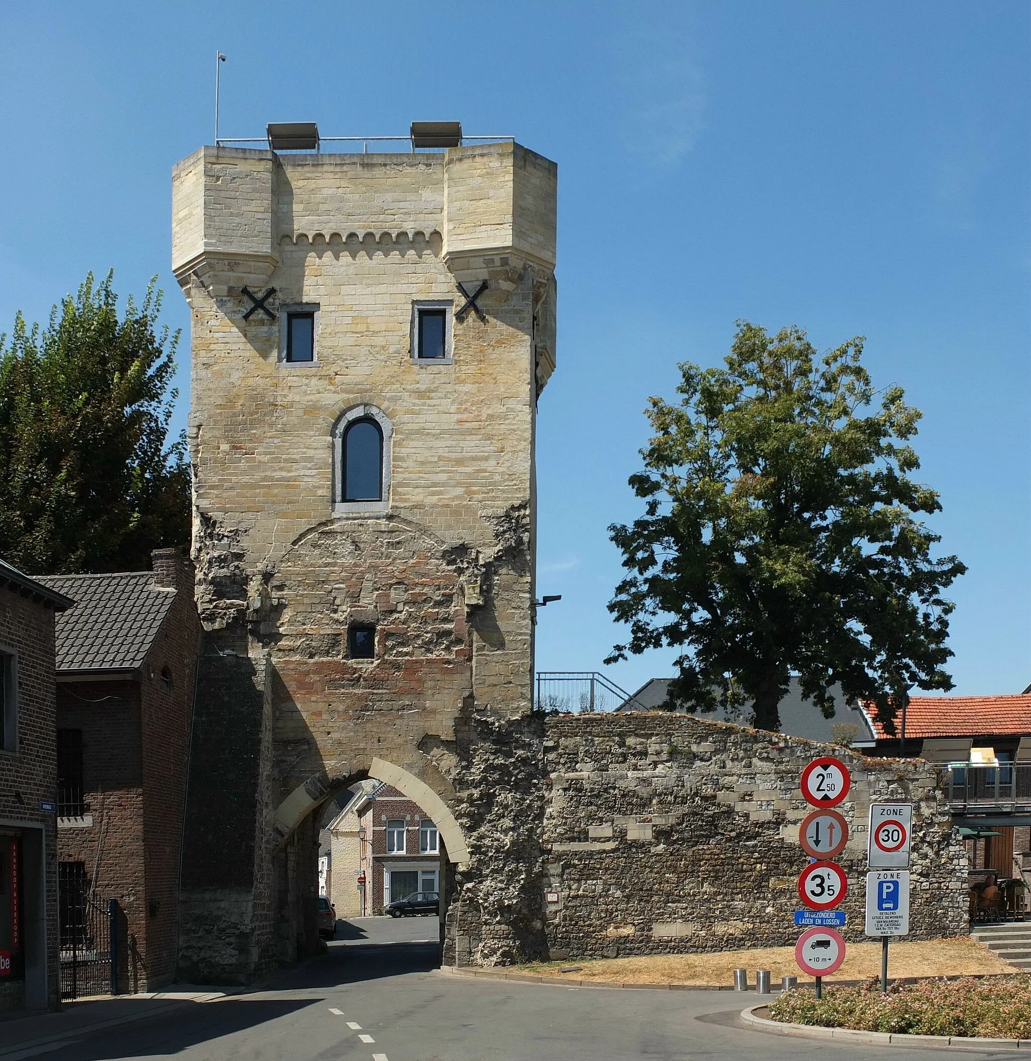 Photo showing: Town gate, so-called "Moerenpoort" in Tongeren, Belgium.