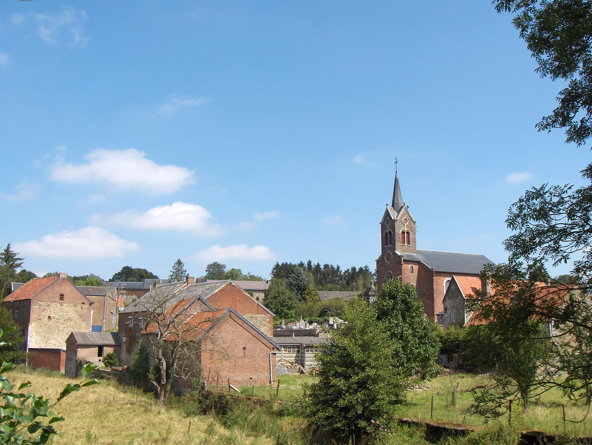 Photo showing: Fallais (Ortsteil der Gemeinde Braives, Belgien, Prov. Lüttich), Dorf  im Mehaignetal, Blick von der alten Eisenbahntrasse südwestlich des Dorfes.