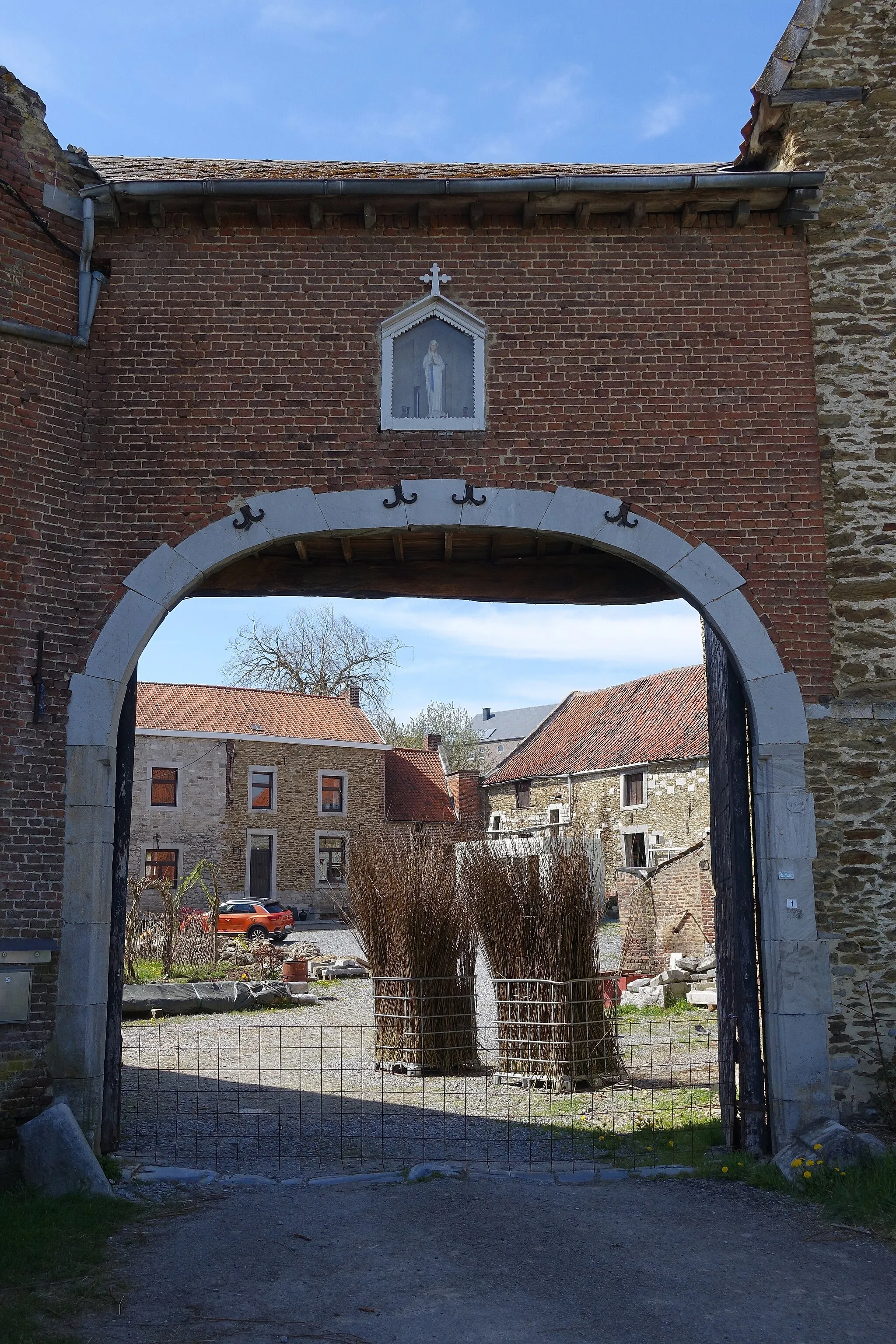 Photo showing: Ferme du Cortil in Hosdent (Braives) vierkantshoeve vroeger kasteelhoeve