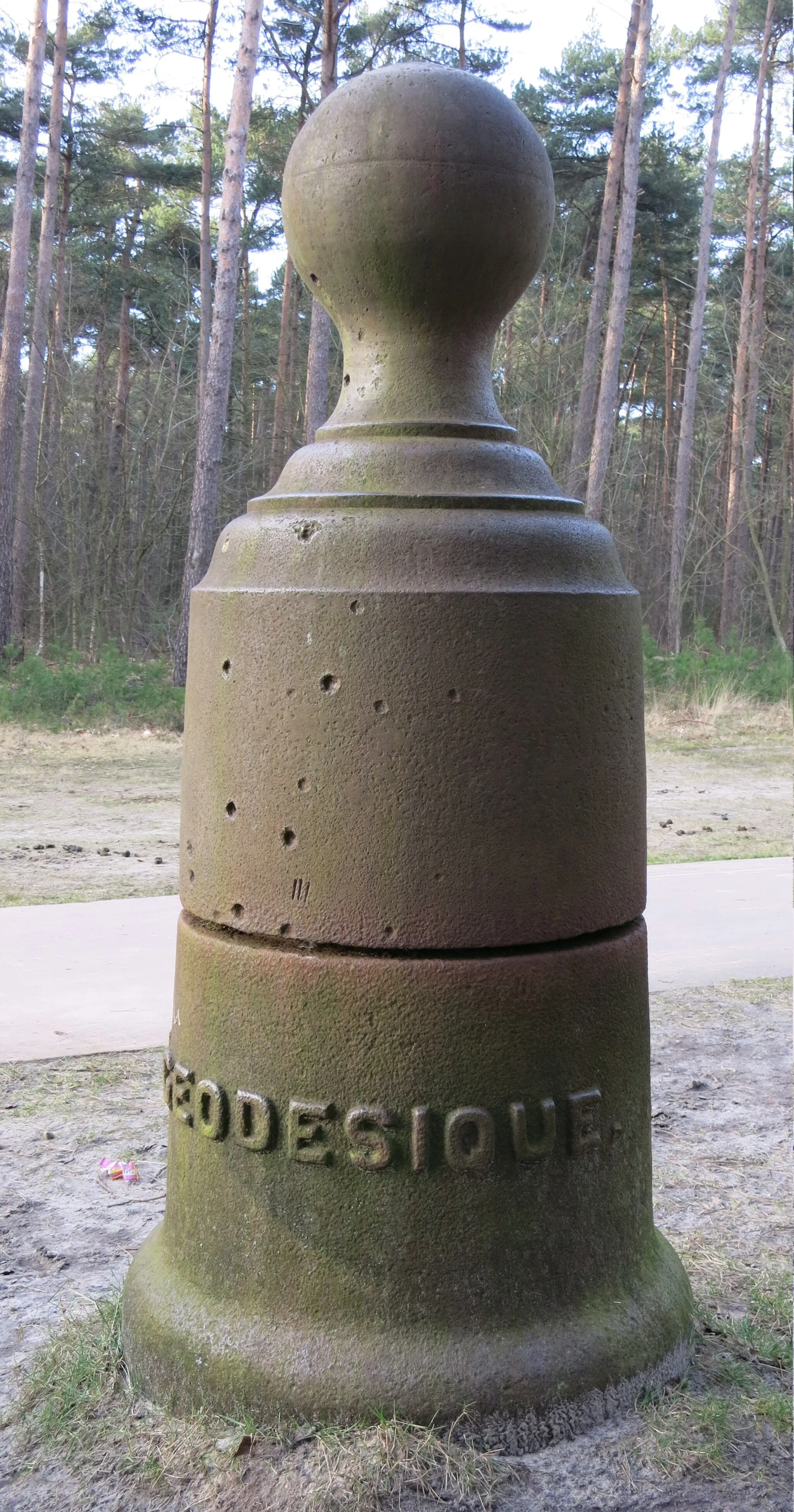 Photo showing: Geodetisch Punt (Station Géodésique) uit 1853 aan de Lommelse Gracht in het Pijnven in Hechtel-Eksel. Zie Wikipedia: Geodetische Basis van Lommel.