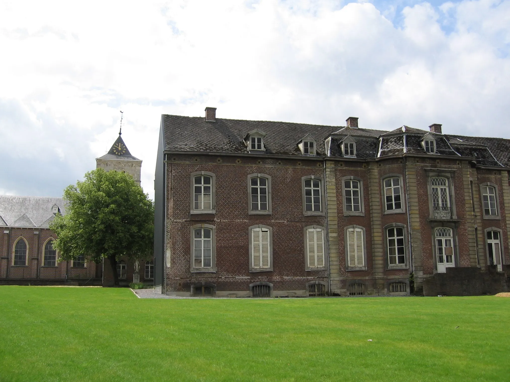 Photo showing: Ancien palais abbatial de l'abbaye de Munsterbilzen (Belgique), avec en arrière-plan l'église dont le clocher était celui de l'église abbatiale