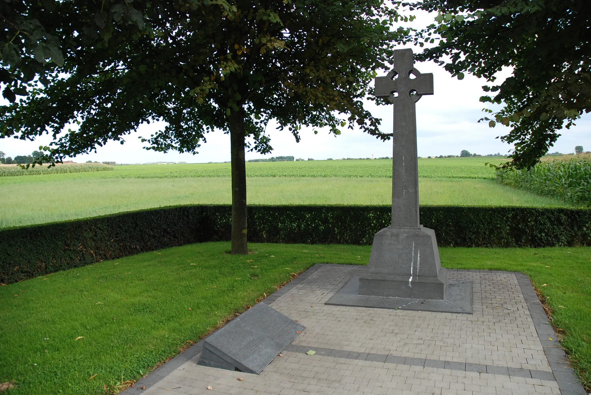 Photo showing: Het Iers kruis dat herinnert aan de meer dan 800 Ieren die sneuvelden tijdens de slag bij Lafelt