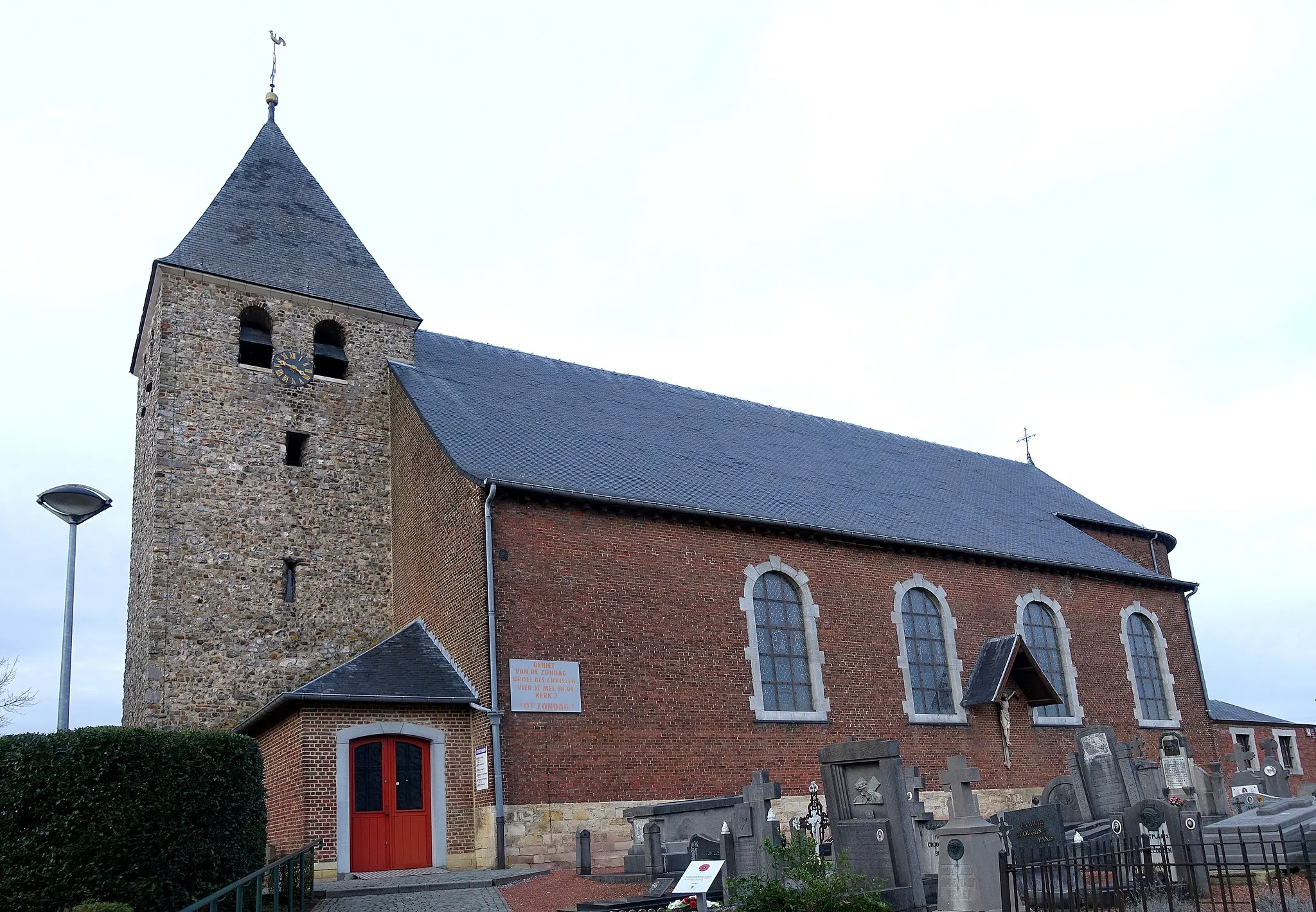 Photo showing: Sint-Agapituskerk Vliermaal (Kortessem); Oorspronkelijk stond hier een 11e-eeuwse Romaanse kerk, waarvan de toren bewaard is gebleven. Ook is nog een stuk muur van dit gebouw