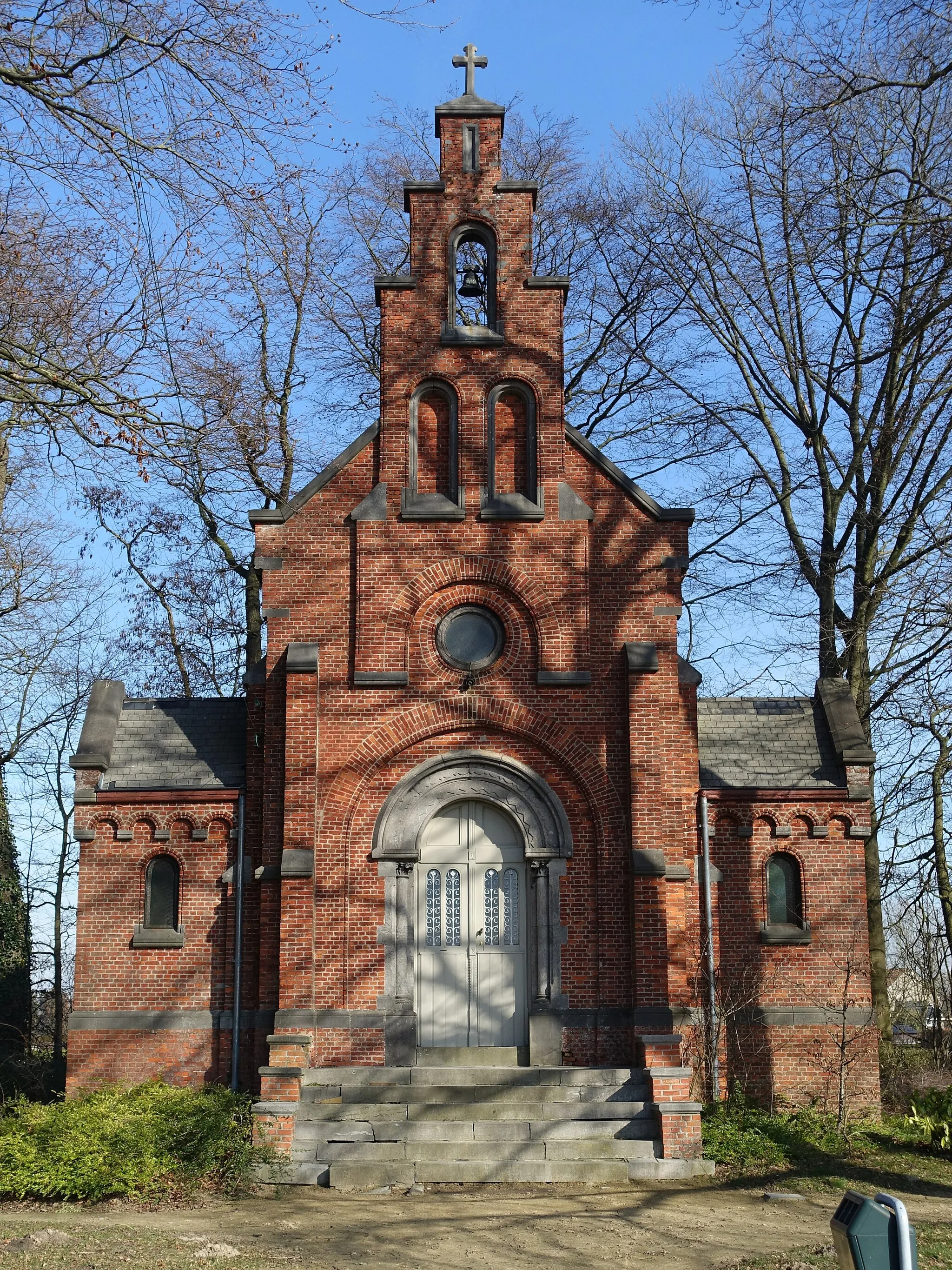Photo showing: Kapel Wideux Sint-Lambrechts-Herkː eclectische kapel werd uit 1879 gebouwd als grafkapel voor de familie de Brigade Kemlandt-de Stenbier de Wideux, die het nabijgelegen kasteel bewoonde.
Rond de kapel bleef een gedeelte van eeuwenoud Moersbos behouden.

Beschermd monument