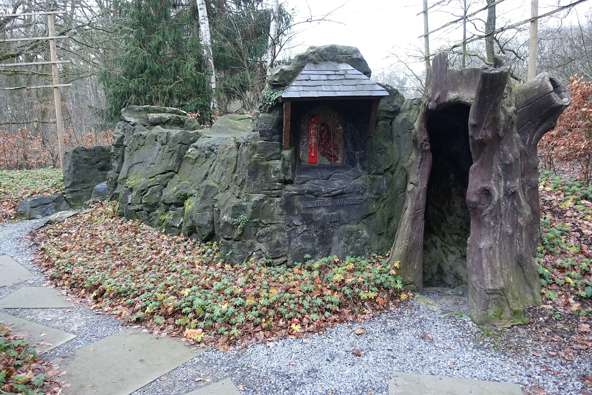 Photo showing: Rocaille (kunstrots) in cementrustiek nabij kapel van 't Fonteintje in Koersel. Grot die het graf van Jezus verbeeldt. Gesigneerd door rocailleur "M. Geyssens, rotswerken, Westmeerbeek" omstreeks 1950.