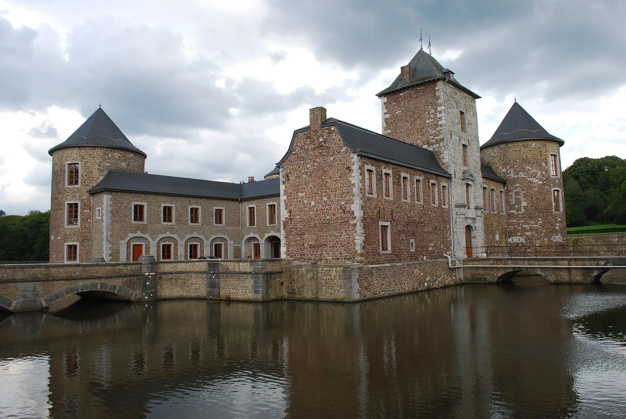 Photo showing: Vue du château de Neuville en Condroz.