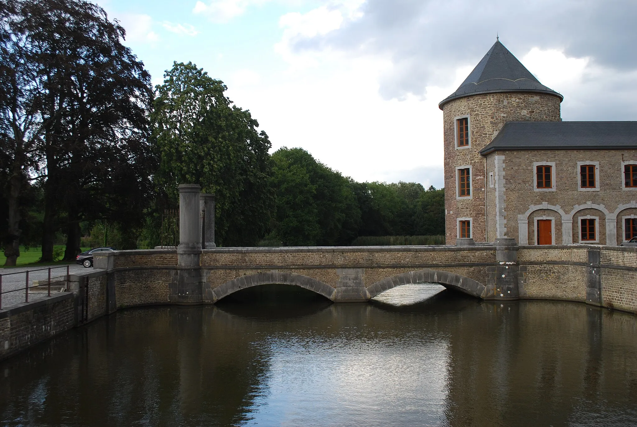 Photo showing: Vue du château de Neuville en Condroz.