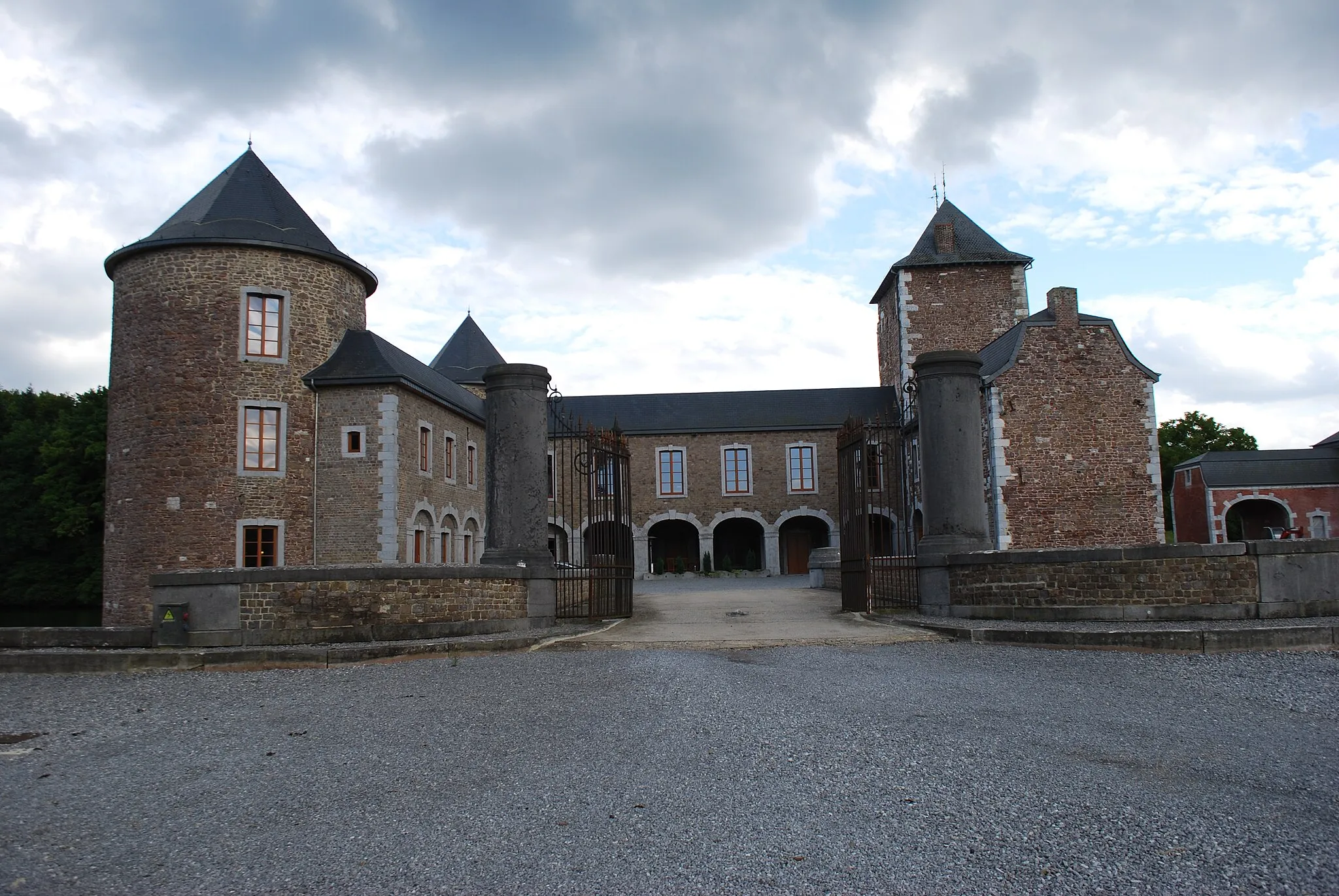 Photo showing: Vue du château de Neuville en Condroz.