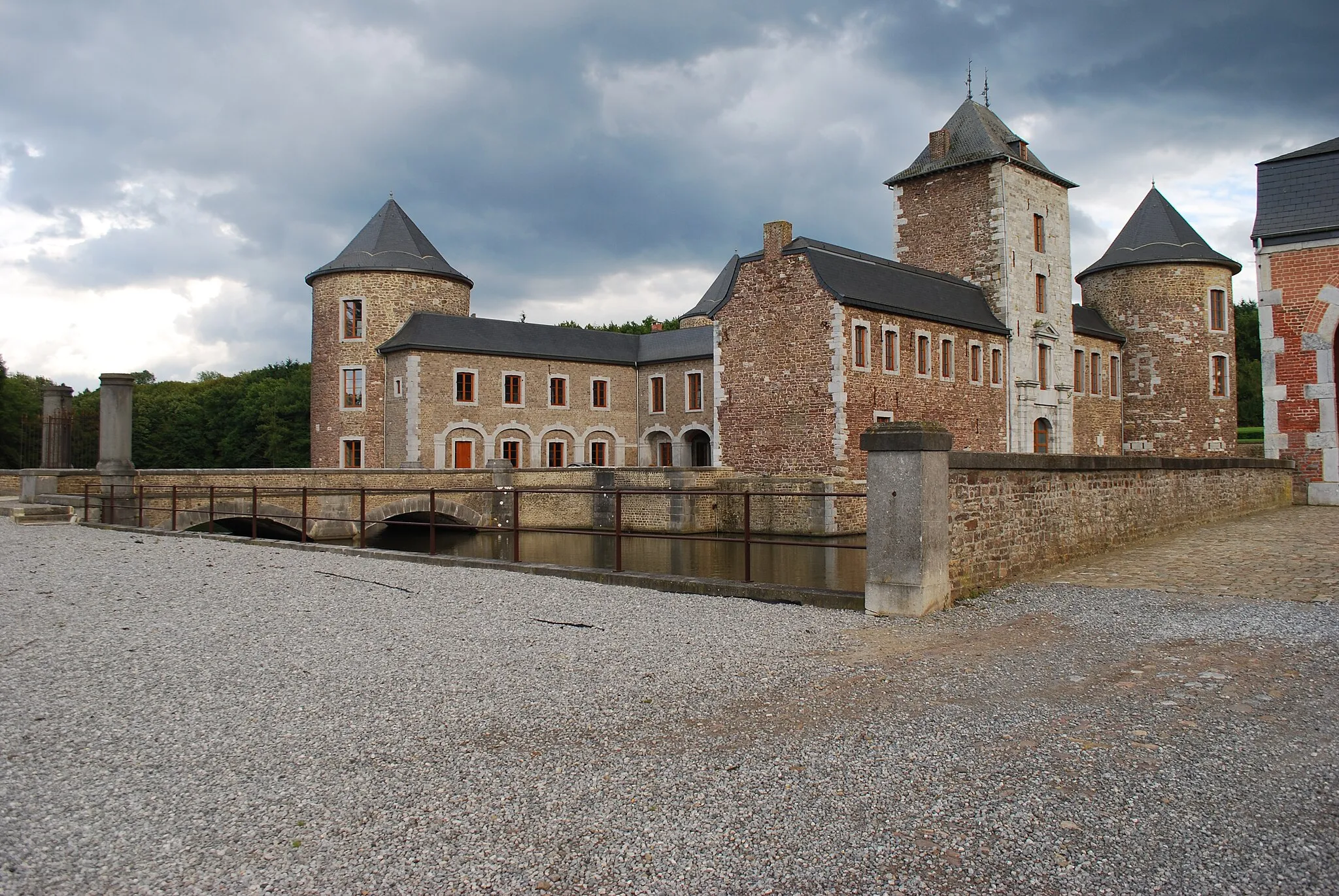 Photo showing: Vue du château de Neuville en Condroz.