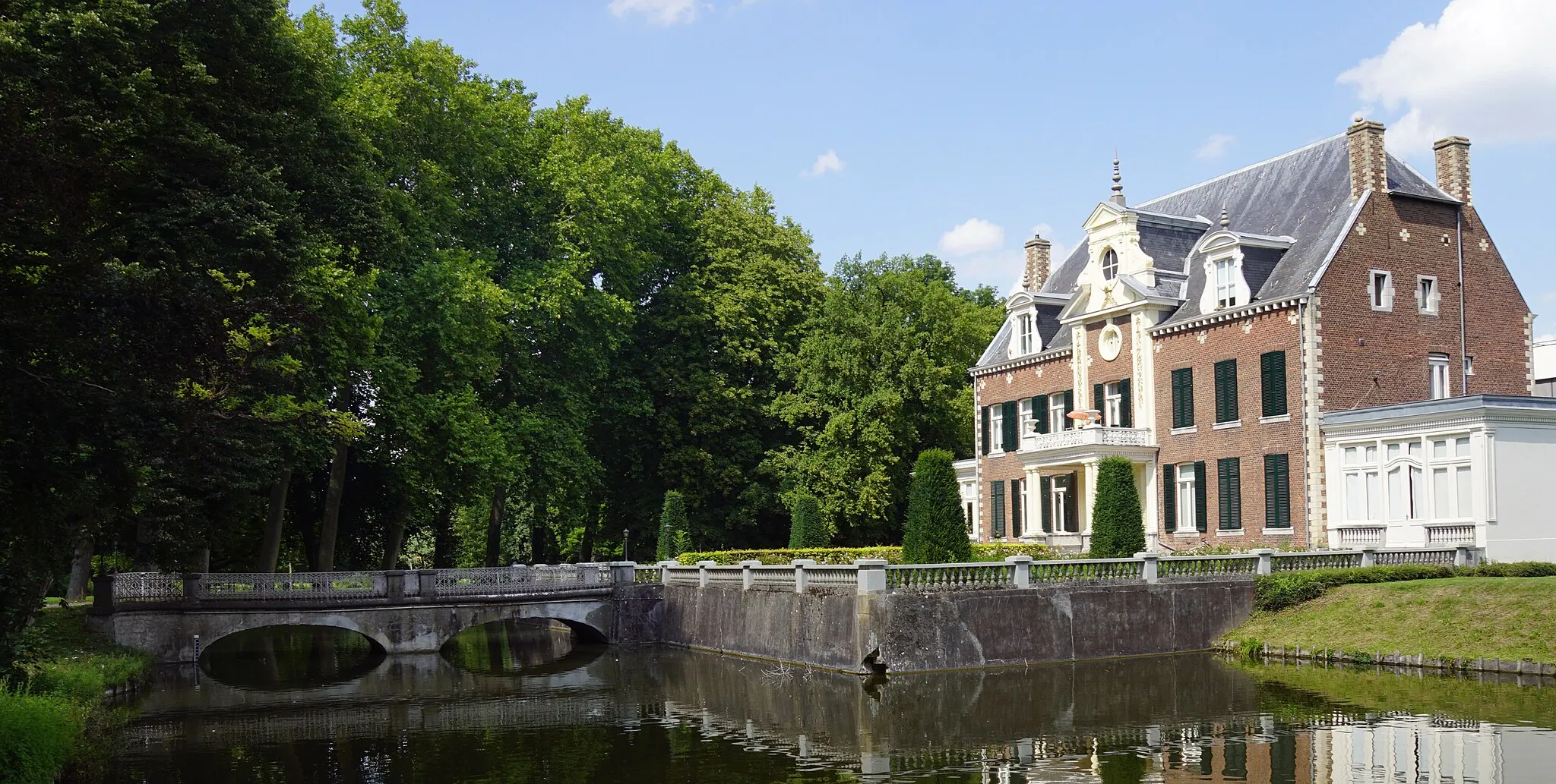 Photo showing: Severenstraat 200, Maastricht, The Netherlands. Huis Severen (Rijksmonument) and bridges/square (gemeentelijk monument)