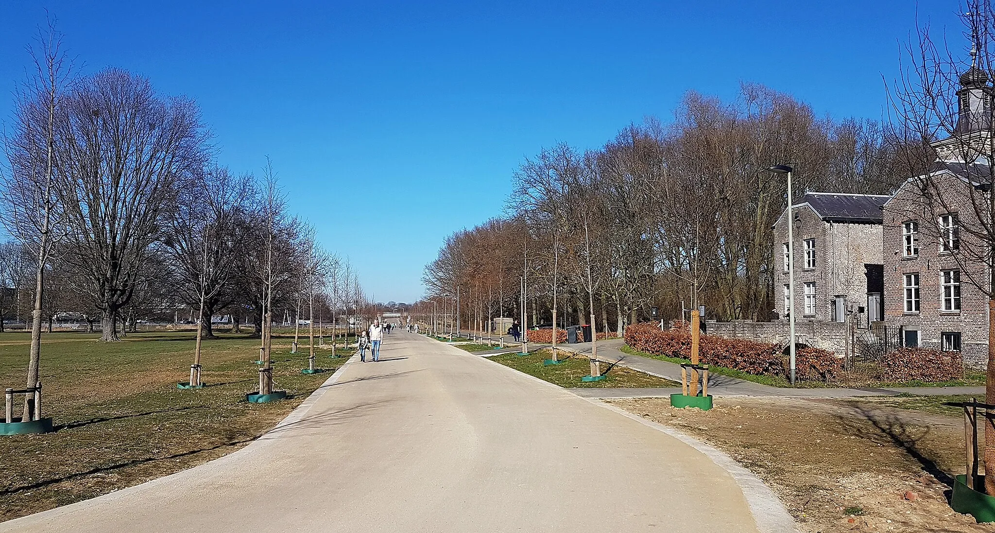 Photo showing: Zicht uit het zuiden op de Groene Loper en Kasteel Geusselt in het Geusseltpark in Maastricht. De Groene Loper is een wandel- en fietsroute op het tunneldak van de Koning Willem Alexandertunnel met een extensie naar de Landgoederenzone in het noorden van Maastricht.