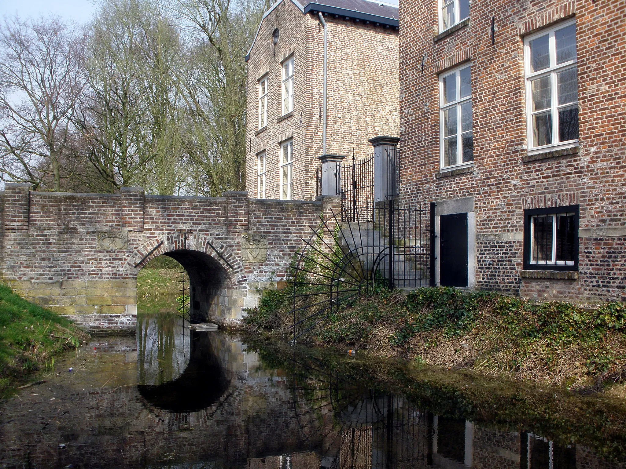 Photo showing: Maastricht, the Netherlands. View of the bridge over the moat of Geusselt Castle in the Northeast of the city.