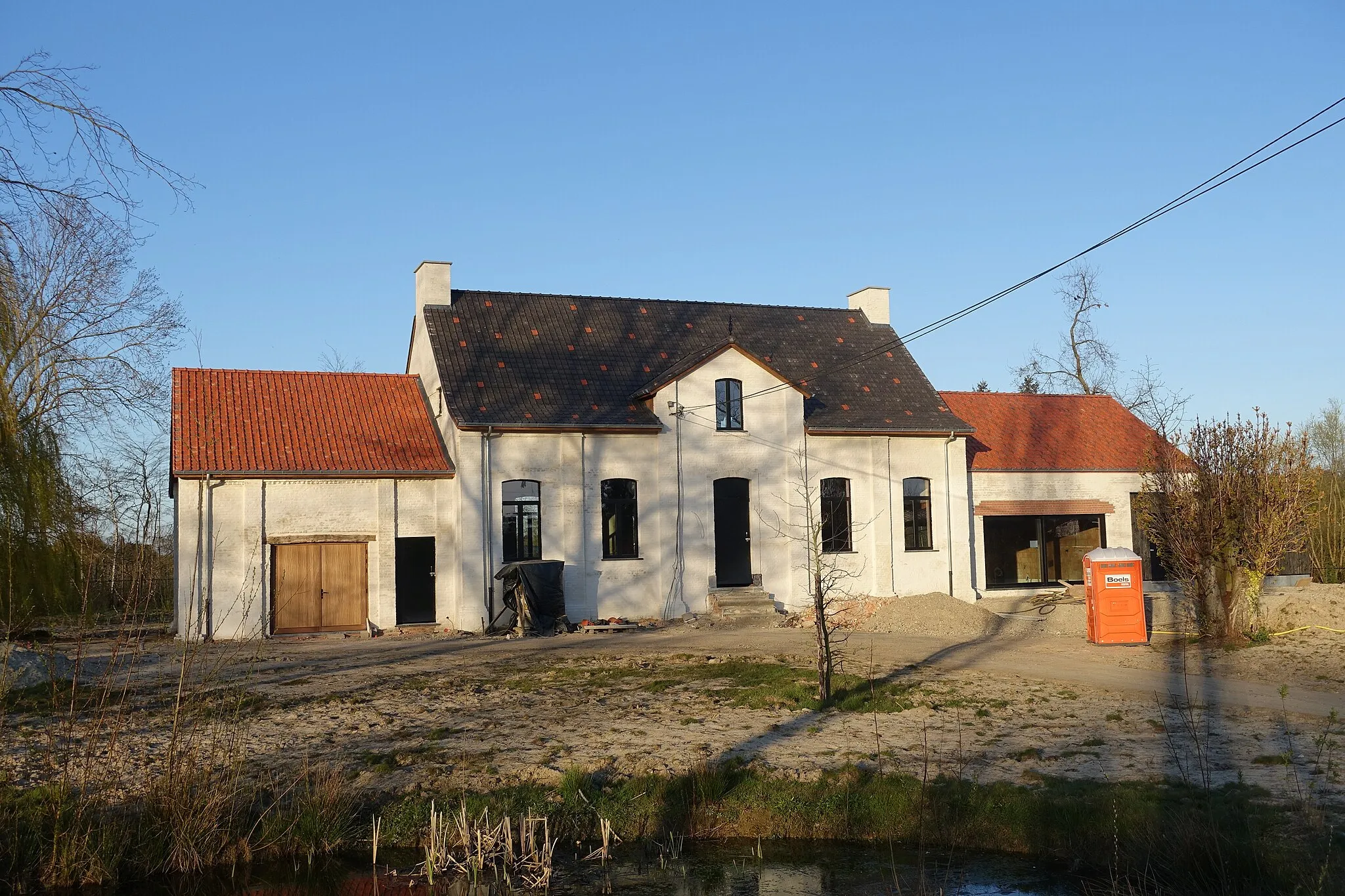 Photo showing: Schans van Wijer (Nieuwerkerken) classicistisch gebouw gebouw uit 1782, een deel van de vroegere omgrachting bleef bewaard.
Vastgesteld bouwkundig erfgoed 22646.