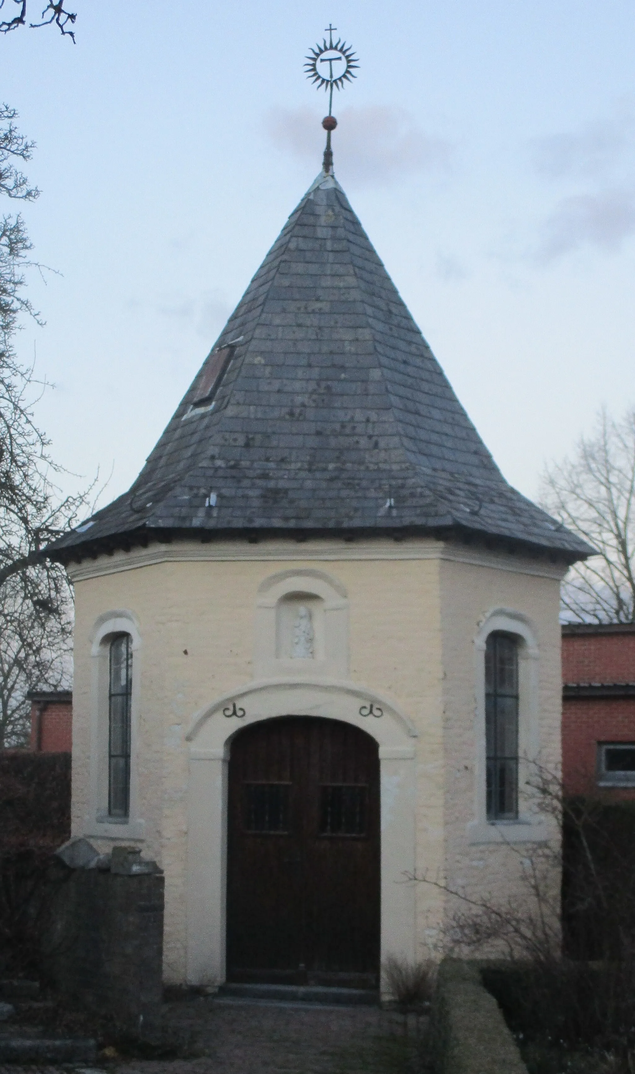 Photo showing: Zeshoekig bakstenen kapel van voor 1685 in Kozen (Nieuwerkerken)