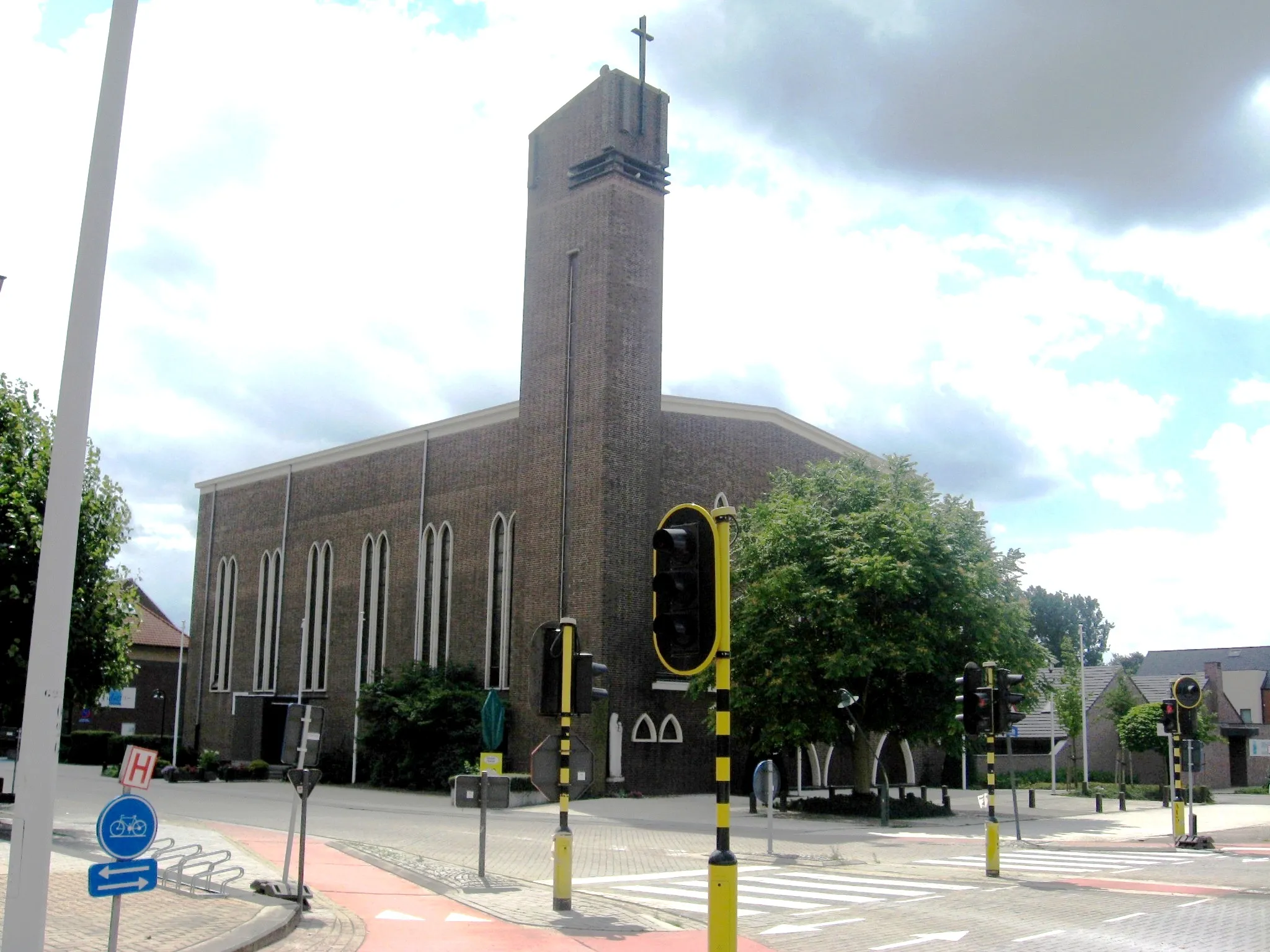 Photo showing: Church of Regina Pacis in Diepenbeek (Lutselus), Limburg, Belgium. This church building collapsed on December 25, 2010.