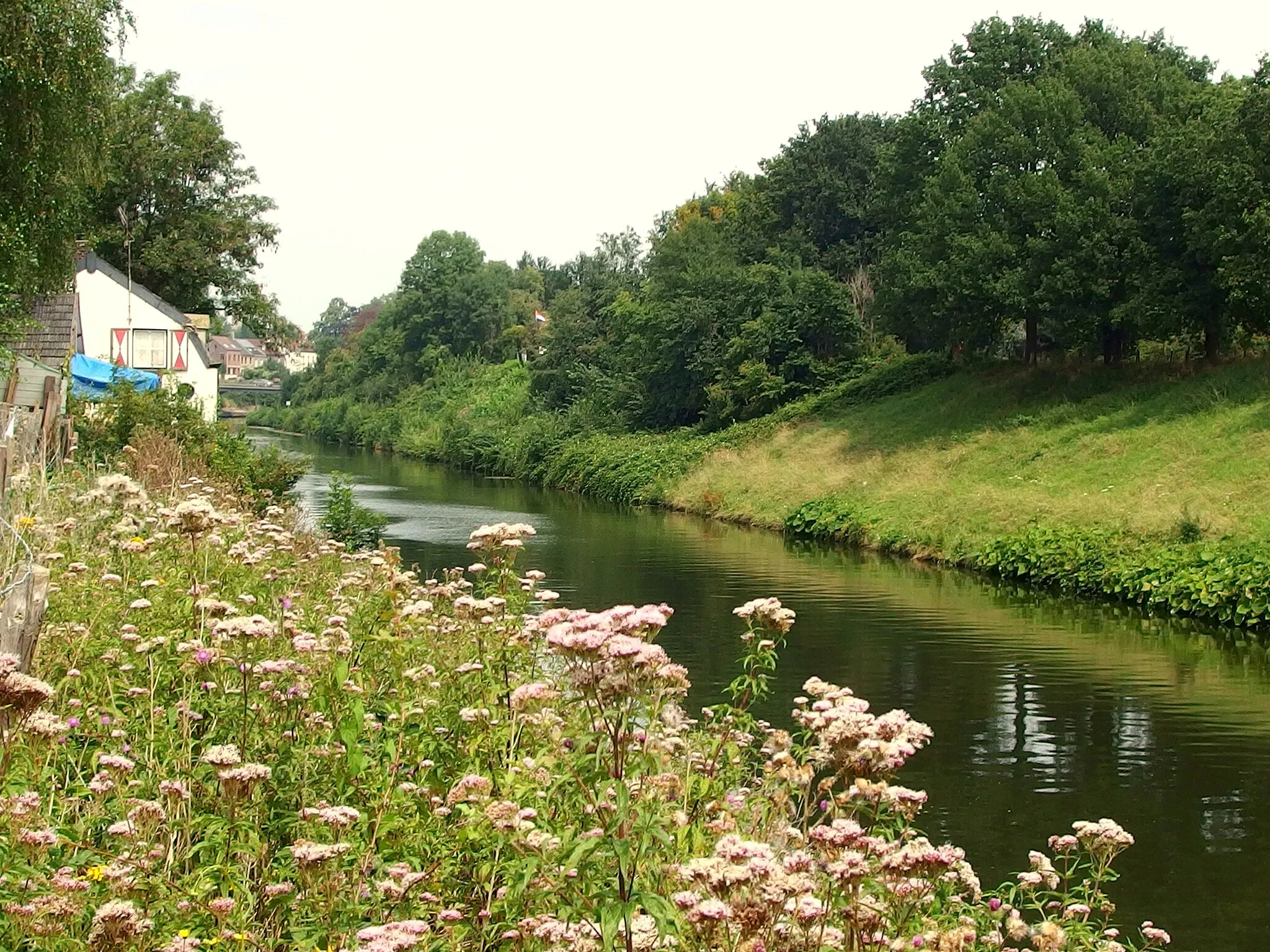 Photo showing: A house with window shutters at Sillebergweg along the Zuid-Willemsvaart in Maastricht, Netherlands. The houses in the distance are in Smeermaas, Belgium.