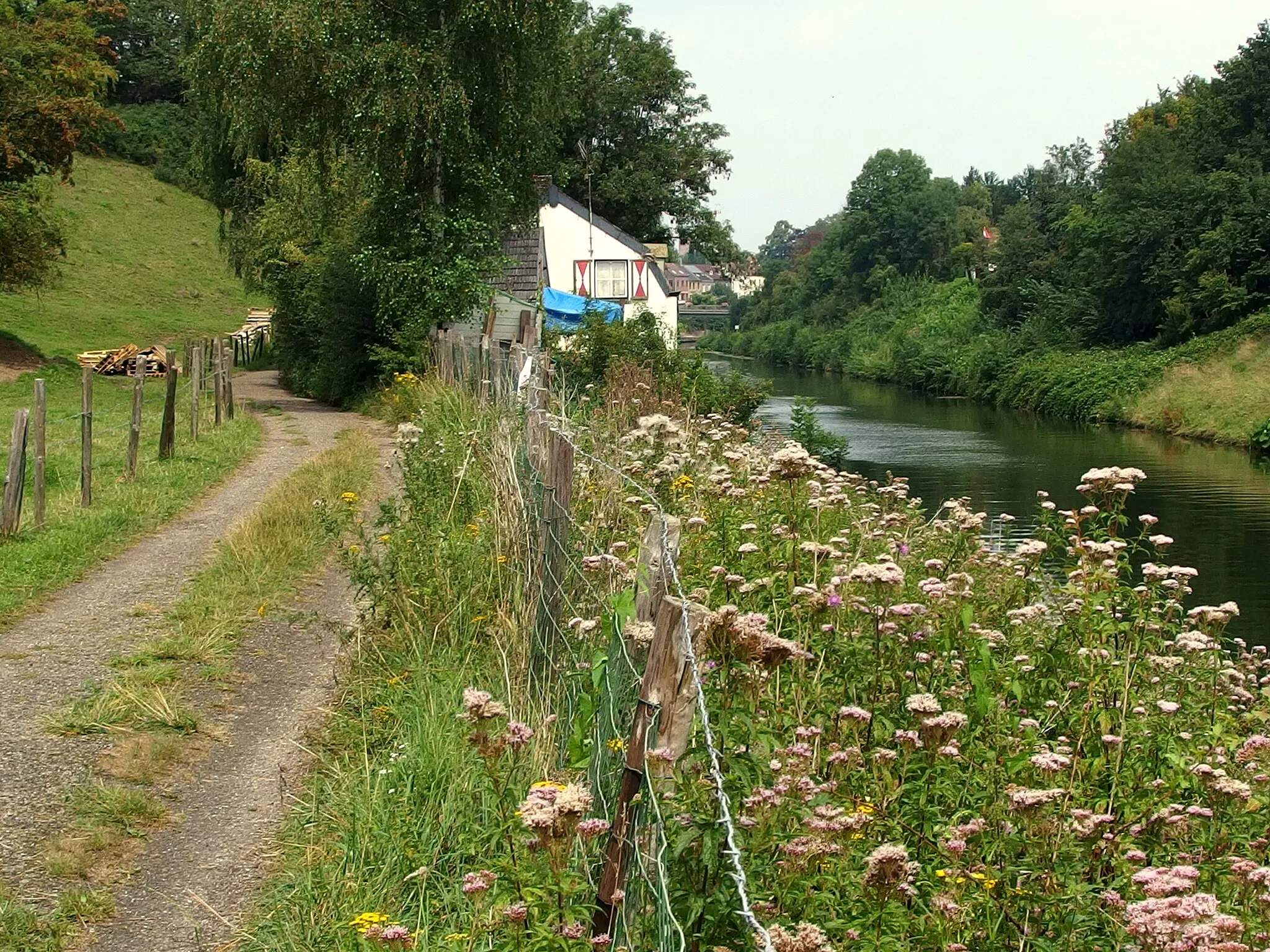 Photo showing: Sillebergweg and Zuid-Willemsvaart in Maastricht, Netherlands. The houses in the distance are in Smeermaas, Belgium.