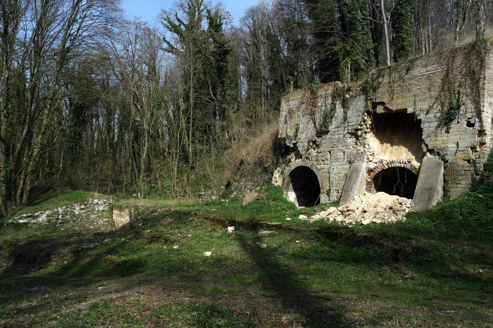 Photo showing: Sibbe, Limburg, the Netherlands. View of former lime kilns in Biebosch near Sibbergrubbe. The Limburg lime kilns produced lime plaster and lime mortar at the beginning of the 20th century.