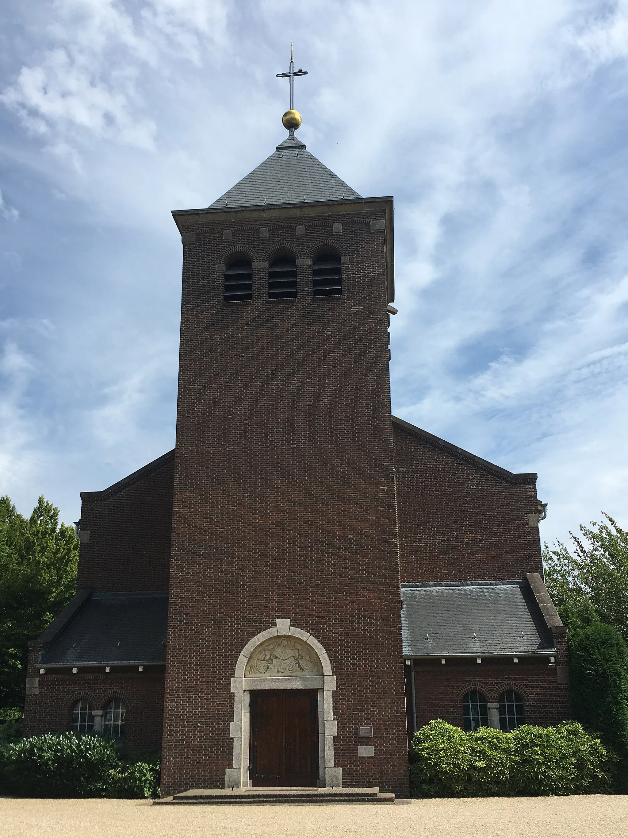 Photo showing: Onbevlekt Hart van Mariakerk in Moorveld, in augustus 2021.