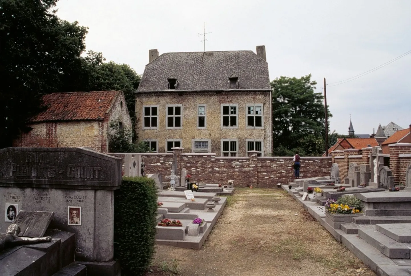 Photo showing: Een uitbreiding van het kerkhof in Melveren ten koste van de pastorietuin hypothekeert de herbestemming van de waardevolle, anders probleemloos te bewonen pastorie