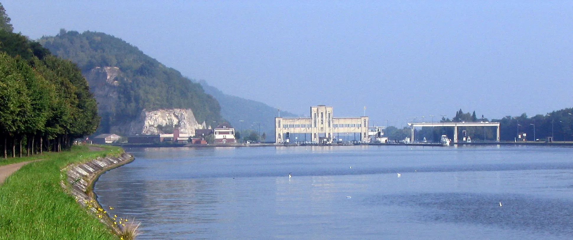 Photo showing: View of Albert Canal and the sluices of Petit-Lanaye (Klein-Ternaaien) in Belgium. To the left: Mount Saint Peter (Sint-Pietersberg), South of Maastricht, Netherlands.