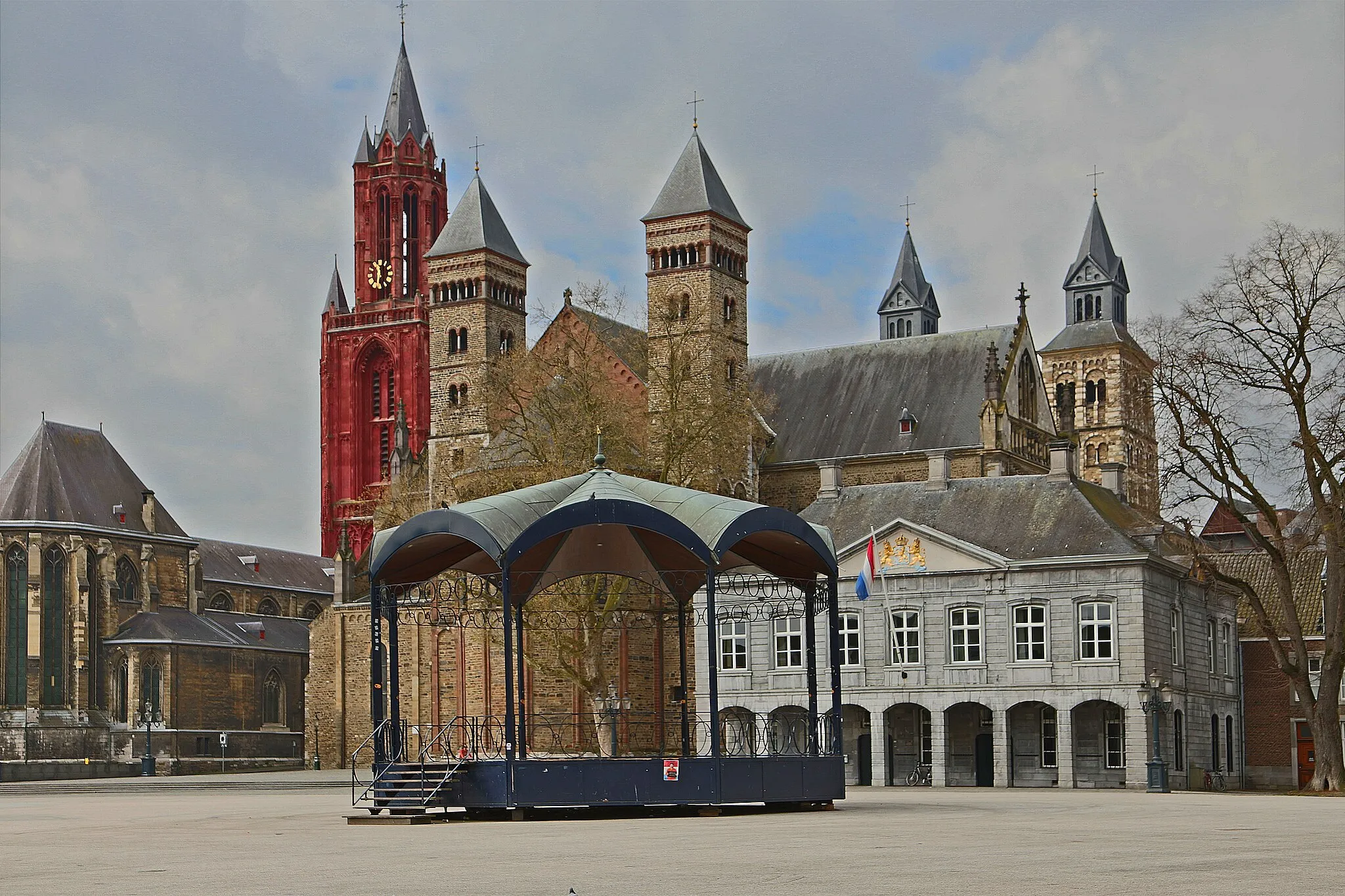 Photo showing: Maastricht: Church of St Johns Church and St. Servatius Basilica (Vrijhof).