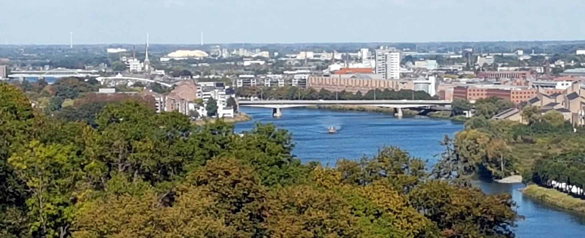 Photo showing: View towards the north from the ruined keep of Lichtenberg Castle on Mount Saint Peter in Maastricht, the Netherlands. In the foreground the river Meuse and Kennedy Bridge. In the background the eastern quarters and suburbs of Maastricht.