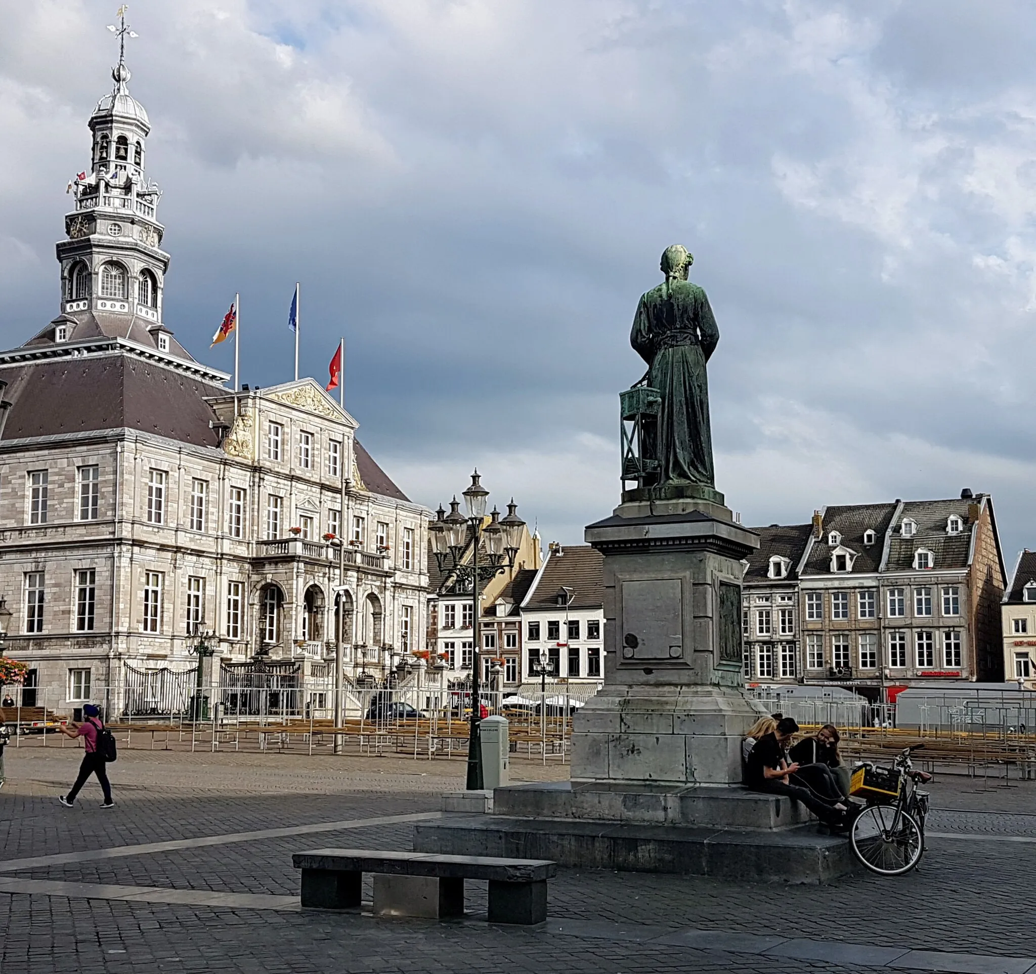 Photo showing: View of Markt with the town hall, the statue of Minckeleers and market stalls being put up in Maastricht, the Netherlands.