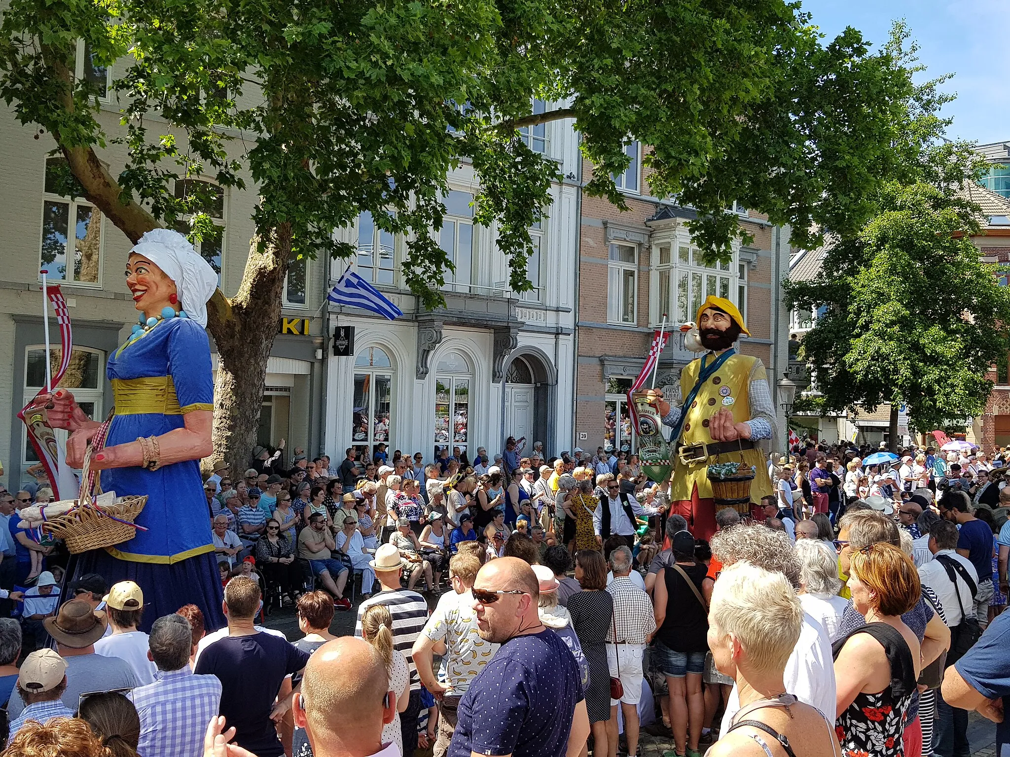 Photo showing: Un géant pendant la parade à Maastricht en juin 2019.