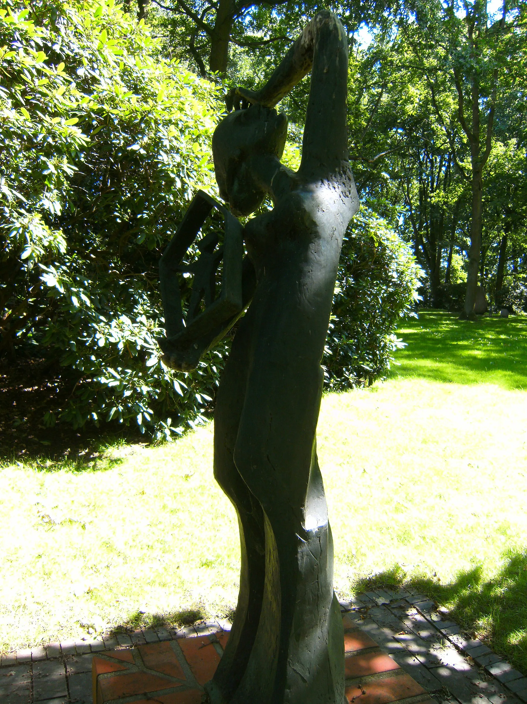 Photo showing: Hamburg, Memorial of Neuengamme concentration camp: memorial area, statue desperation of Meenzel-Kiezegem. In memory of the victims of the deportation 1944.