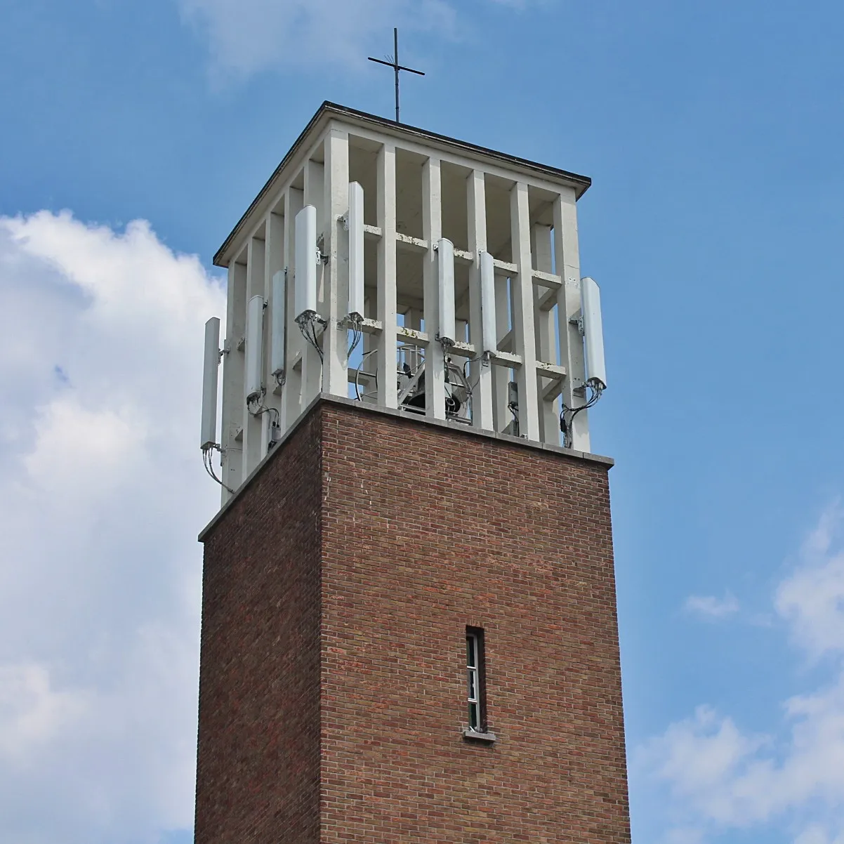 Photo showing: Detail torenlantaarn met luiklok van de Onze-Lieve-Vrouw van Fatimakerk (Gijmel).