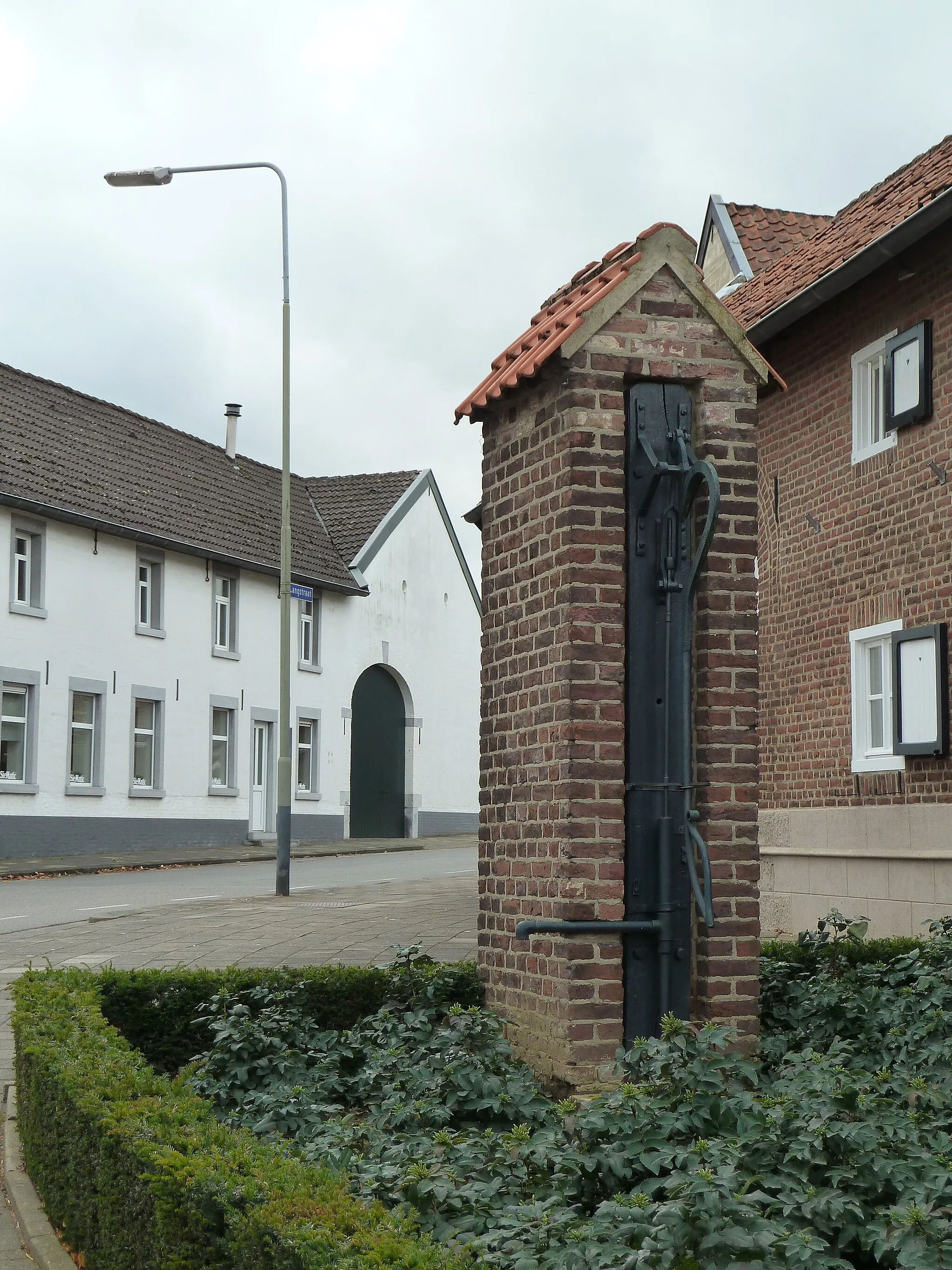 Photo showing: Cross and pump in front of Op de Bies 1, Schimmert, Limburg, the Netherlands