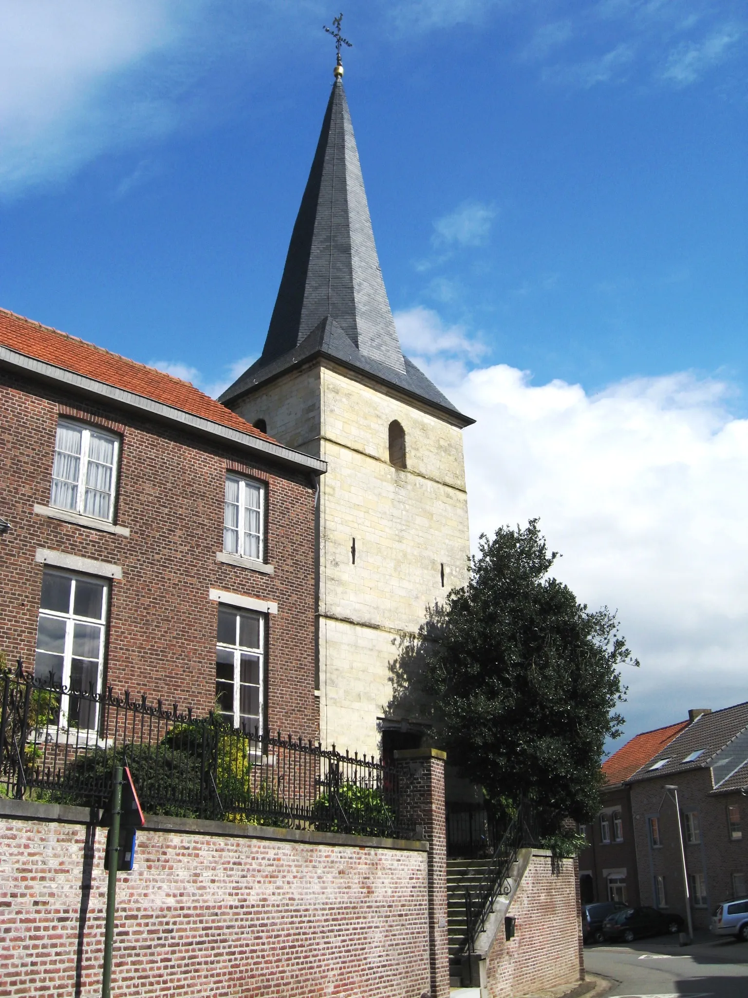 Photo showing: Church tower (13th century) of the former church of Saint Quentin in Hees, Bilzen, Limburg, Belgium
