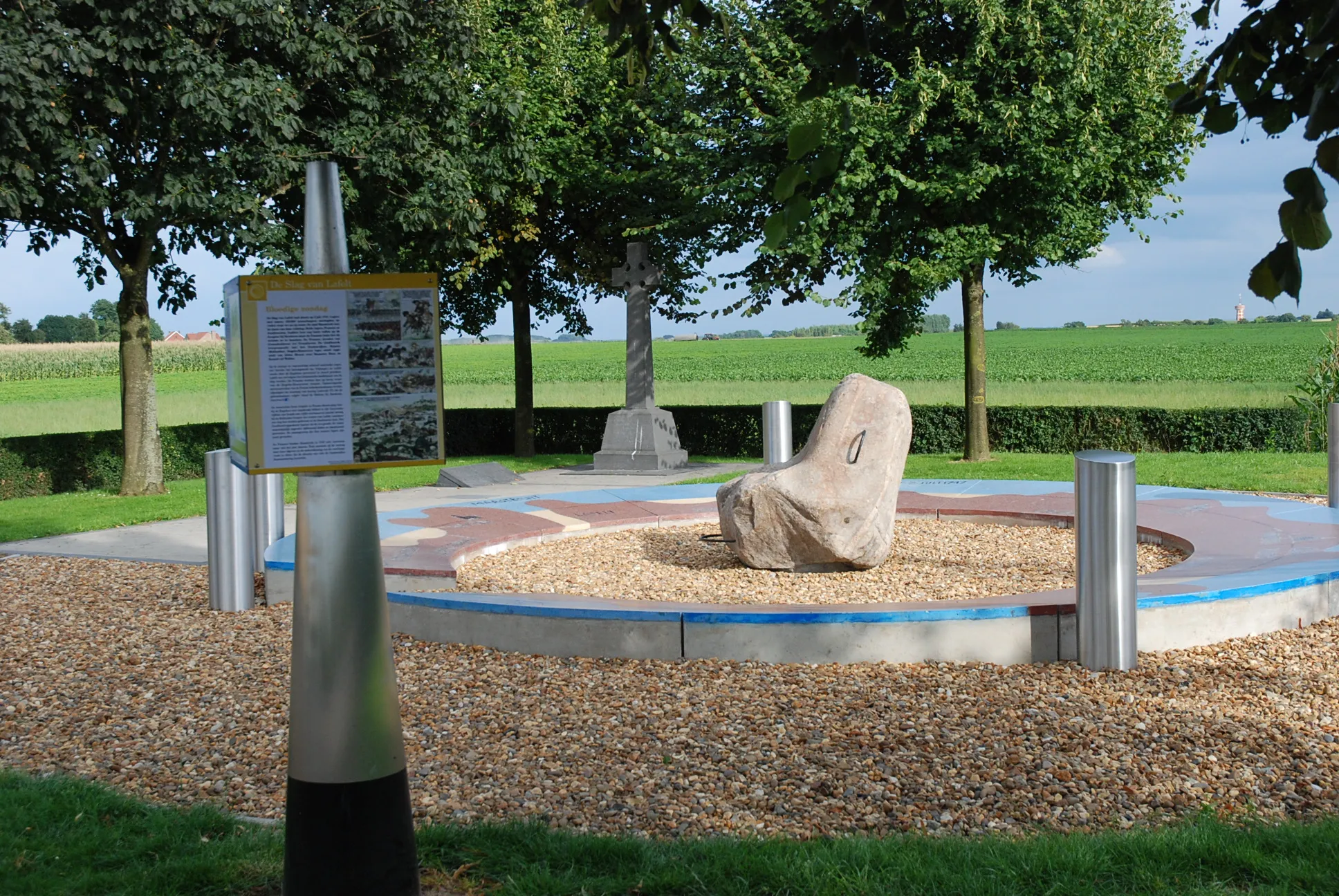 Photo showing: Landmark met het Iers kruis te Lafelt dat herinnert aan de slag bij Lafelt