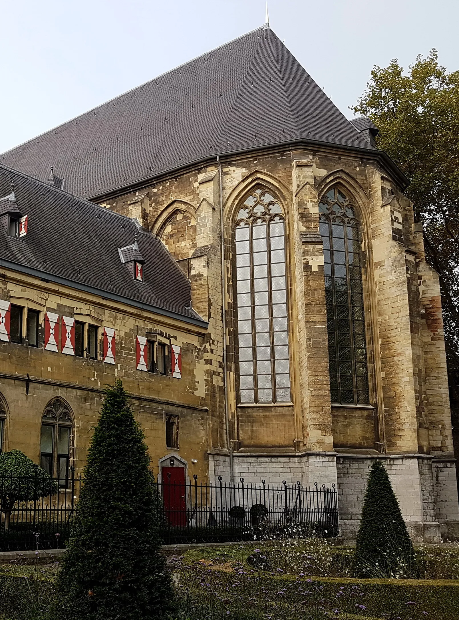 Photo showing: View from Kommel of Kruisherenklooster, a 15th-century former Crozier monastery, now a luxury hotel, in the centre of Maastricht, the Netherlands. Here: the gothic choir of the church from the south east.