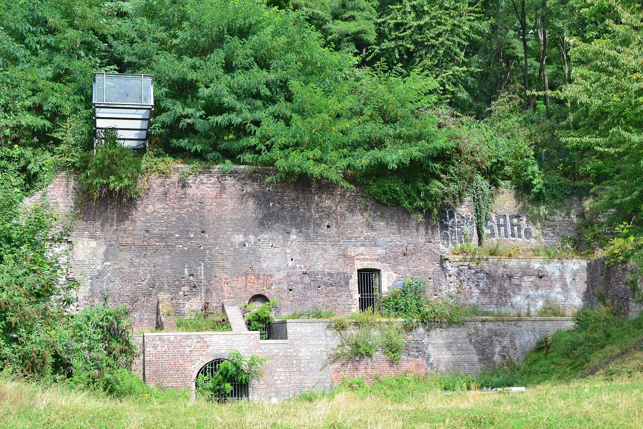 Photo showing: Ancient pit of the Bâneux coal mine in Liège, Belgium, in the Vivegnis borrough