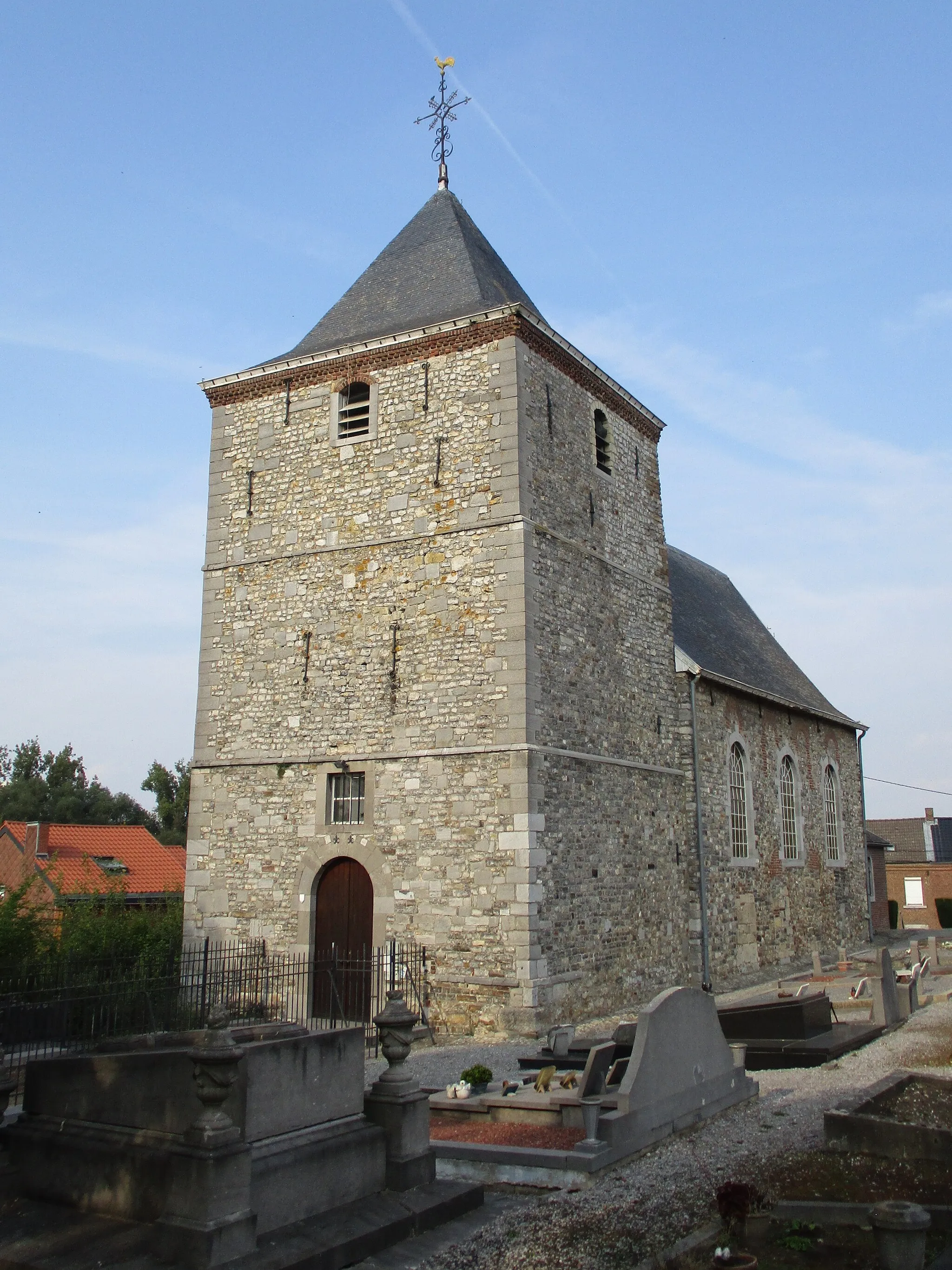 Photo showing: Eglise Saint-Hubert à Lens-sur-Geer (Oreye); forte  tour  occidentale  carrée  d'origine  romane  (Xle  s.?),  formant  avant-corps,remaniée en 1751