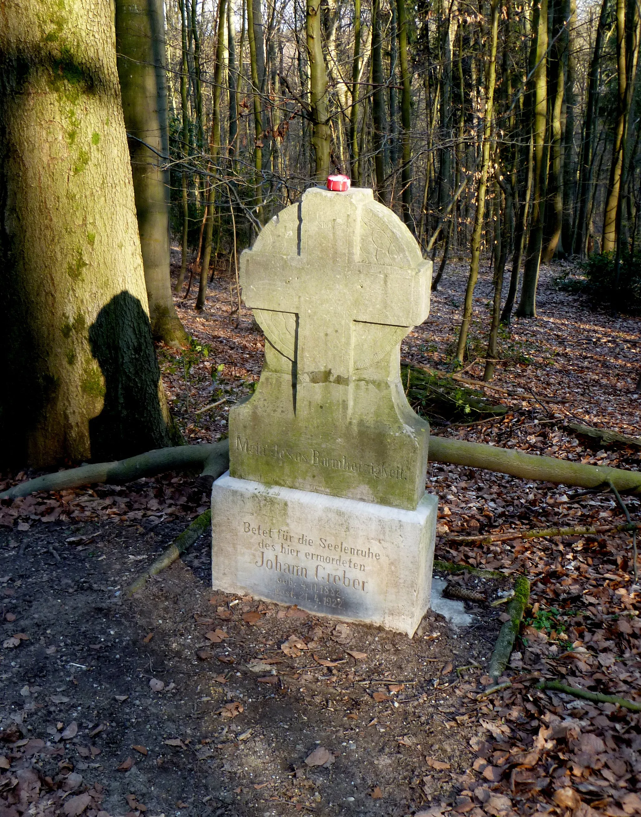Photo showing: Gedenkstein für Mordopfer Greber im Aachener Wald, Nähe Sieben Wege; Inschrift:"Mein Jesus Barmherzigkeit" -  "Betet für die Seele des hier ermordeten Johann Greber. Geb. 4.11.1882 gest. 21.4.1922"
