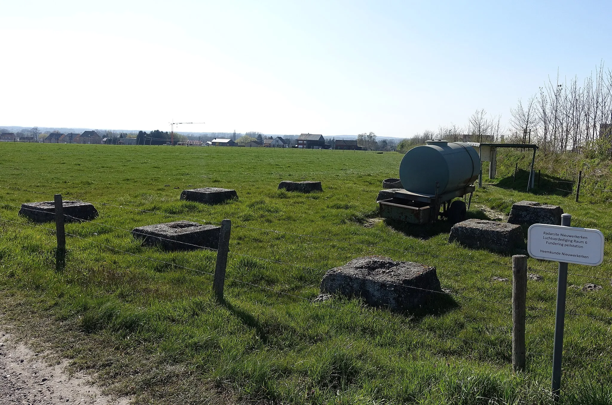 Photo showing: Betonnen sokkels van Freya radar peilstation uit Wereldoorlog 2 in Tegelrij Nieuwerkerken (B). De Duitsers hadden in Nieuwerkerken een radarsite die deel uitmaakte van 'Nachtjagdraum 6' van de Kämmhuber luchtafweerlinie. Freya peilradars werden gebruikt om vliegtuigen te ontdekken zodat ze door hun jachtvliegtuigen en luchtafweergeschut konden neergehaald worden.