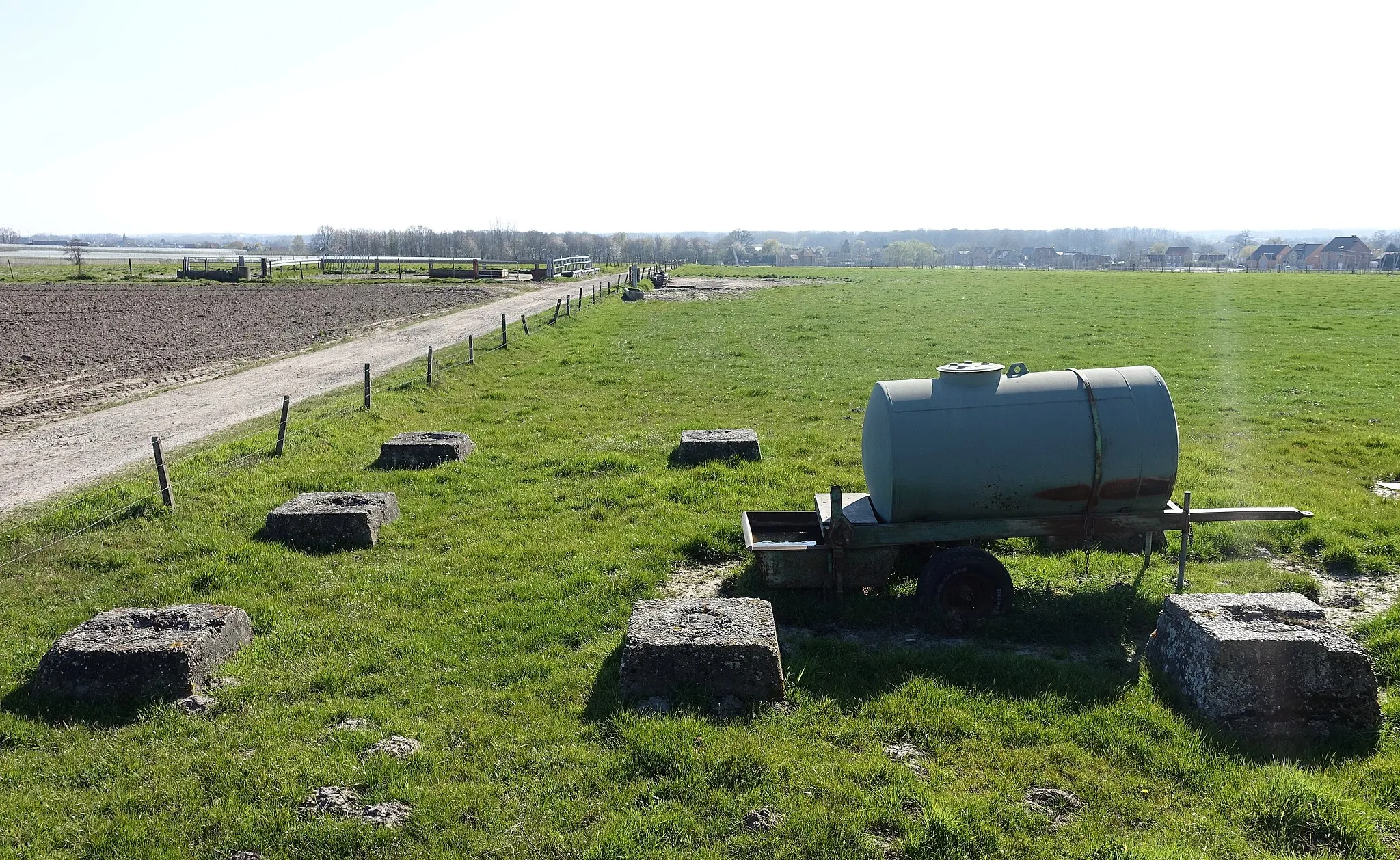 Photo showing: Betonnen sokkels van Freya radar peilstation uit Wereldoorlog 2 in Tegelrij Nieuwerkerken (B). De Duitsers hadden in Nieuwerkerken een radarsite die deel uitmaakte van 'Nachtjagdraum 6' van de Kämmhuber luchtafweerlinie. Freya peilradars werden gebruikt om vliegtuigen te ontdekken zodat ze door hun jachtvliegtuigen en luchtafweergeschut konden neergehaald worden.