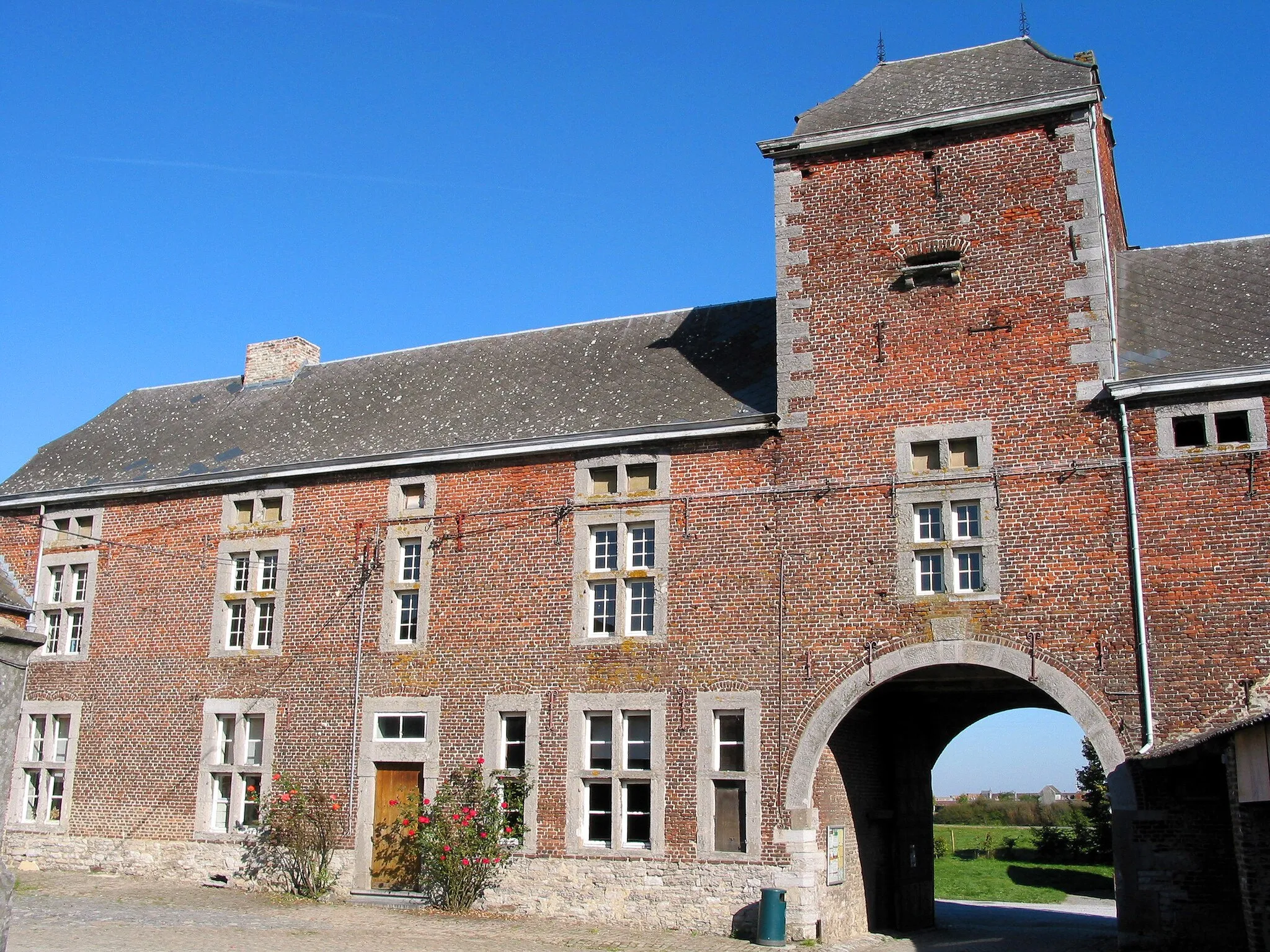 Photo showing: Burdinne (Belgium),  Habitation and dovecote porch of the "de la Grosse Tour" castle farm (XVI - XVIIIth century).