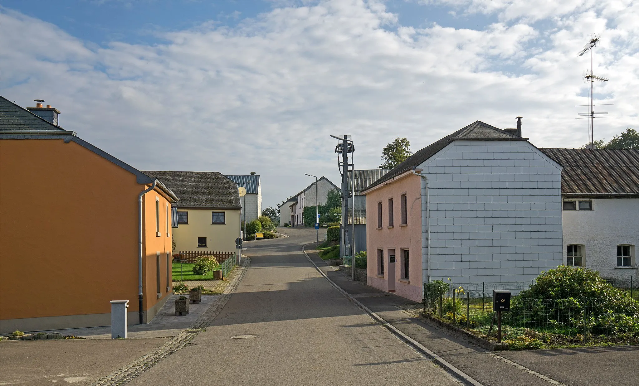 Photo showing: Crossing of the village road with the CR373 in Rumlange