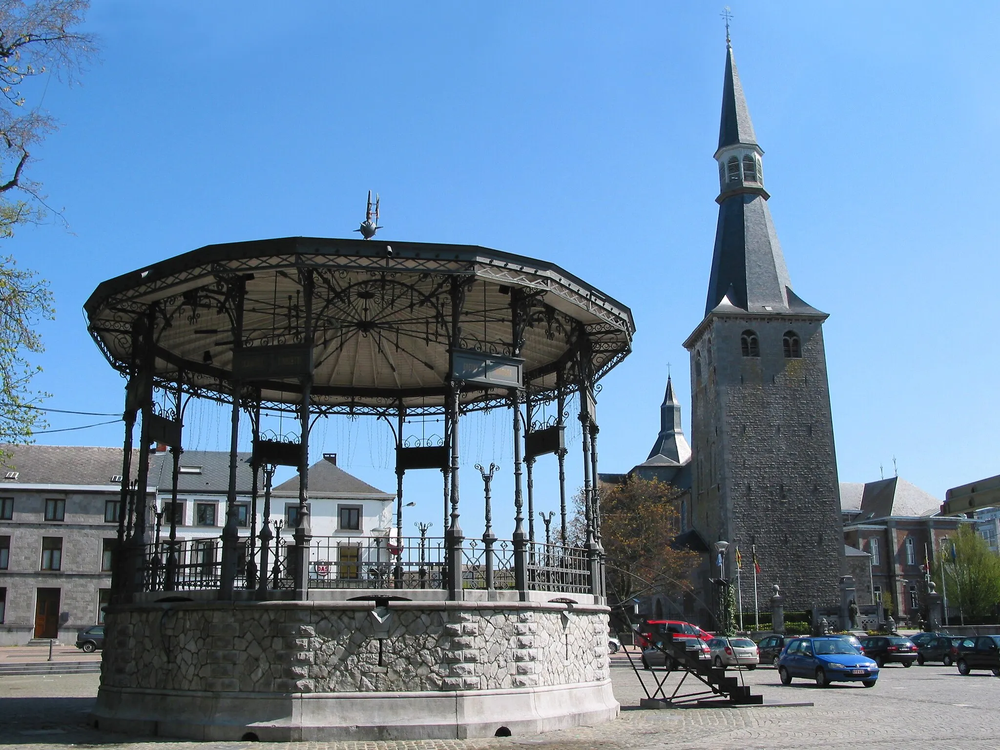 Photo showing: Ciney, the Monseu Place, the bandstand and the St. Nicolas' church.